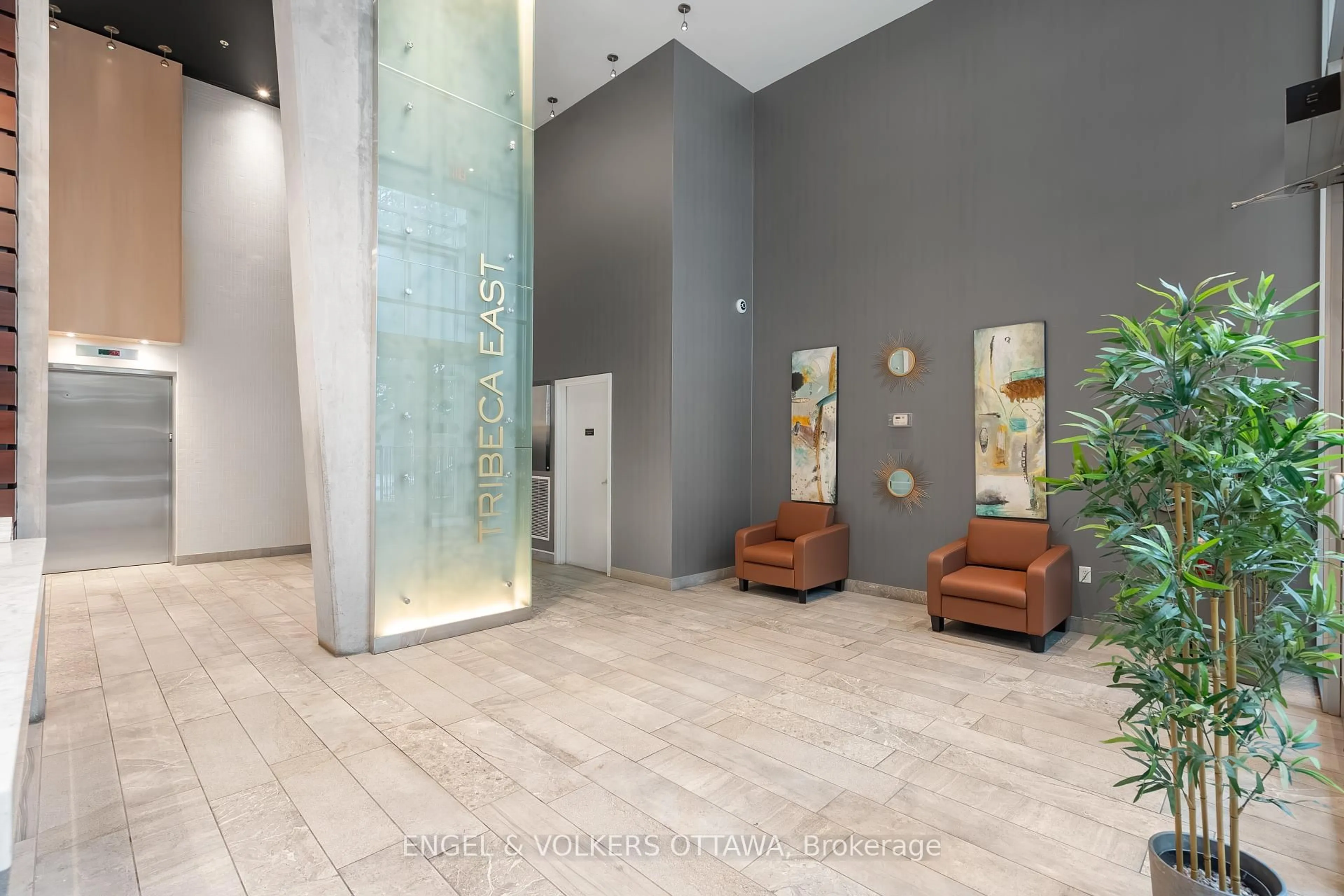 Indoor foyer for 40 Nepean St #907, Ottawa Ontario K2P 0X5