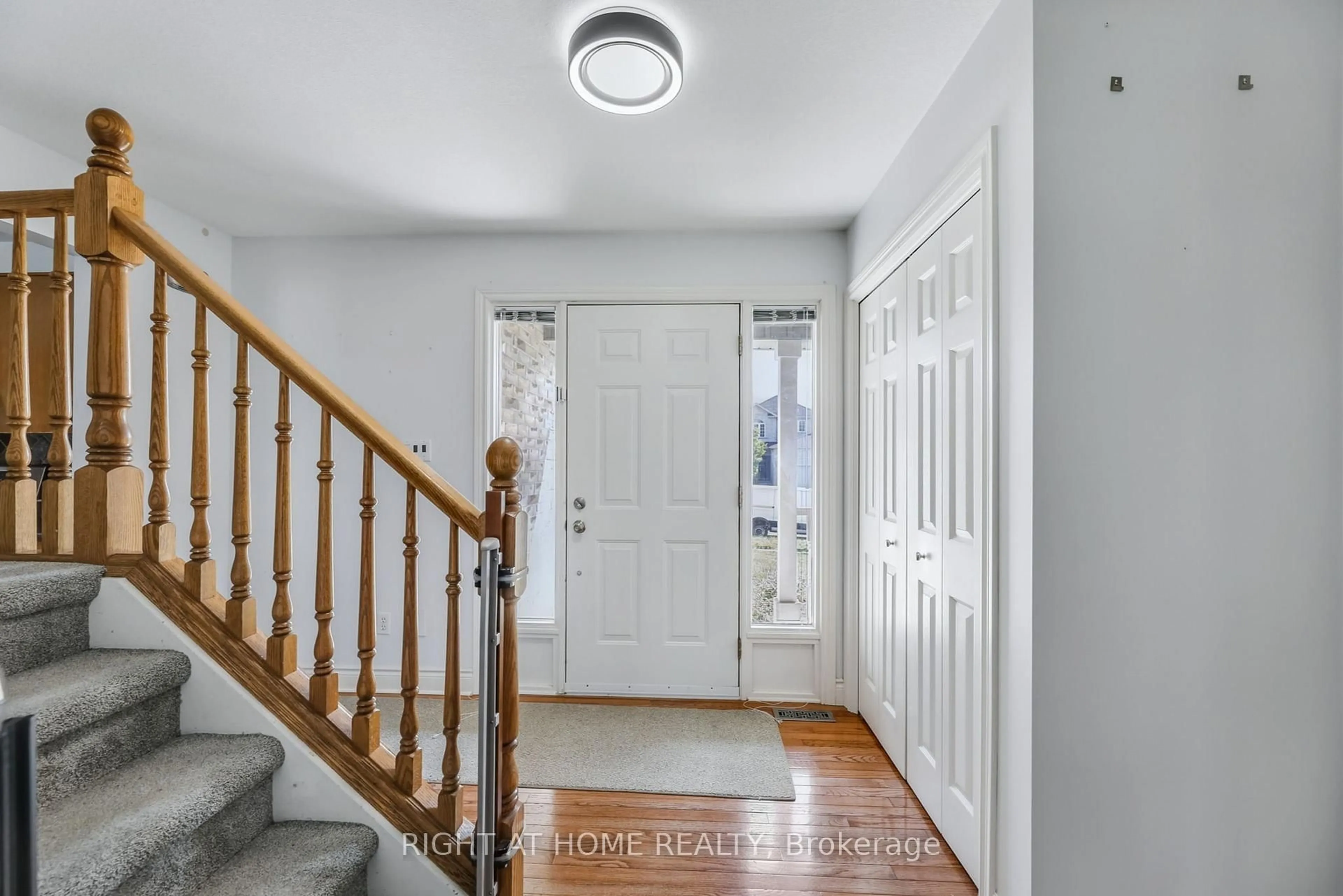 Indoor entryway for 1578 Birchwood Dr, London South Ontario N6K 4X3