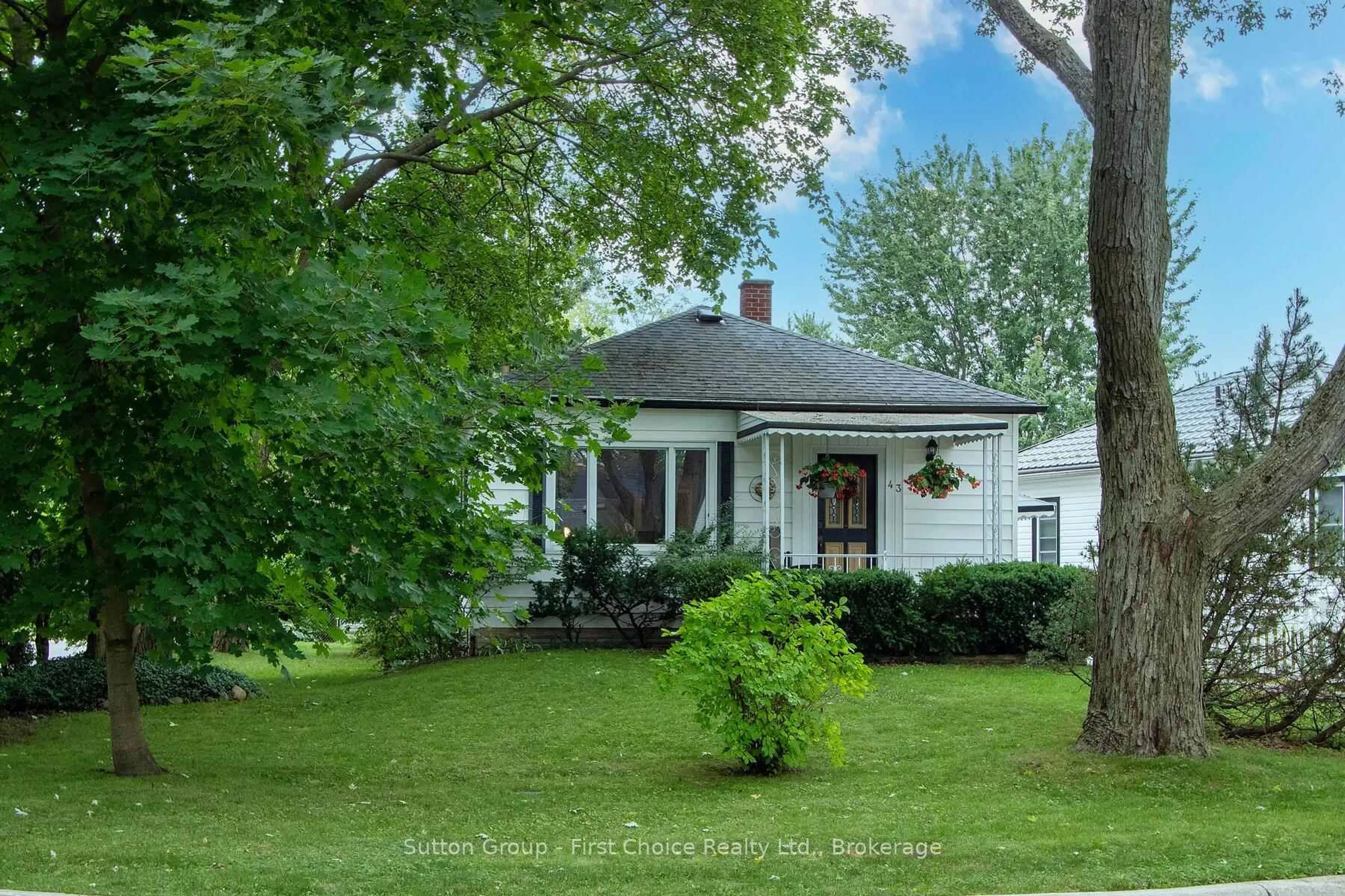 A pic from outside/outdoor area/front of a property/back of a property/a pic from drone, street for 43 Normandy Dr, Stratford Ontario N5A 6A4