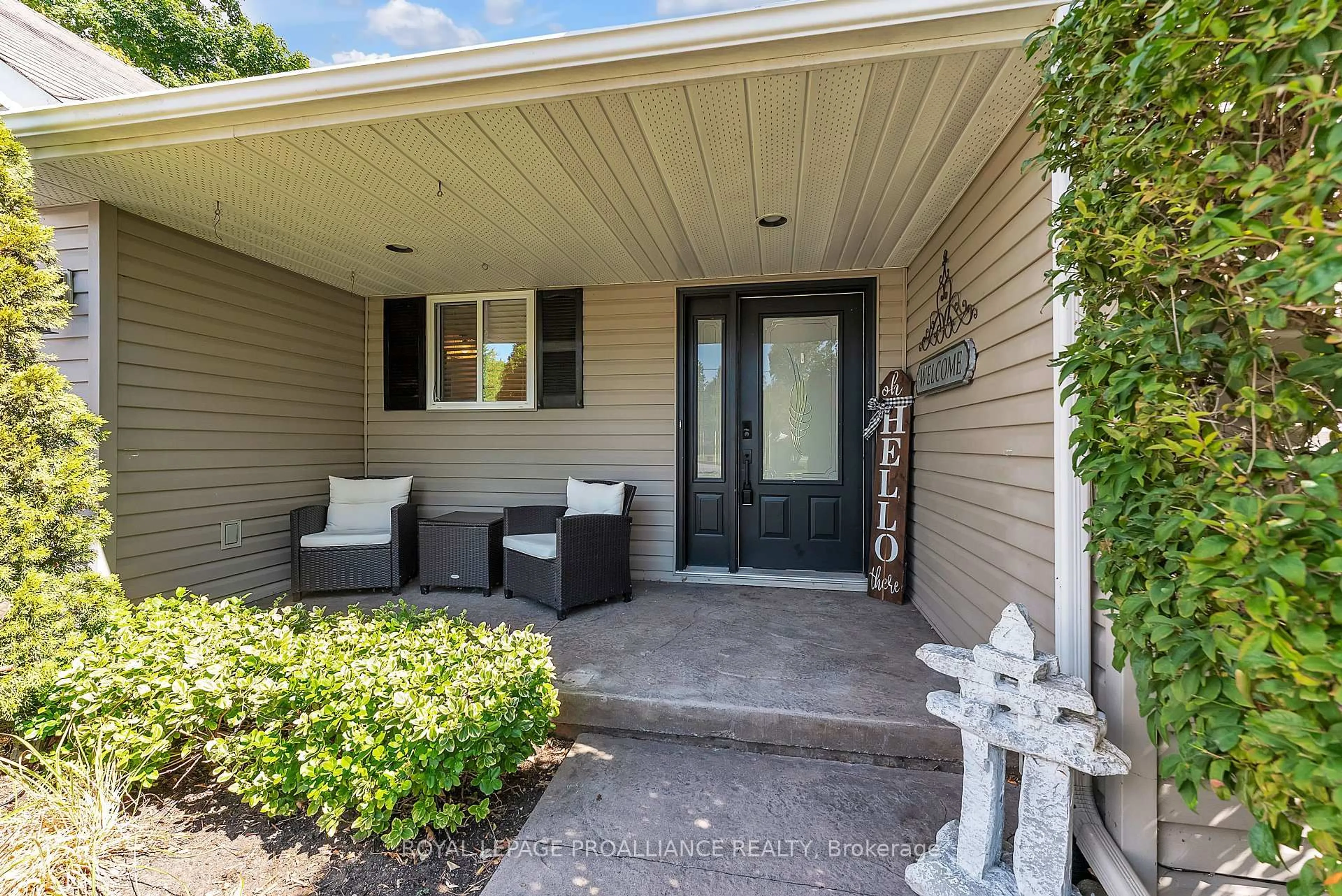 Indoor entryway for 21859 Loyalist Pkwy, Quinte West Ontario K0K 1L0