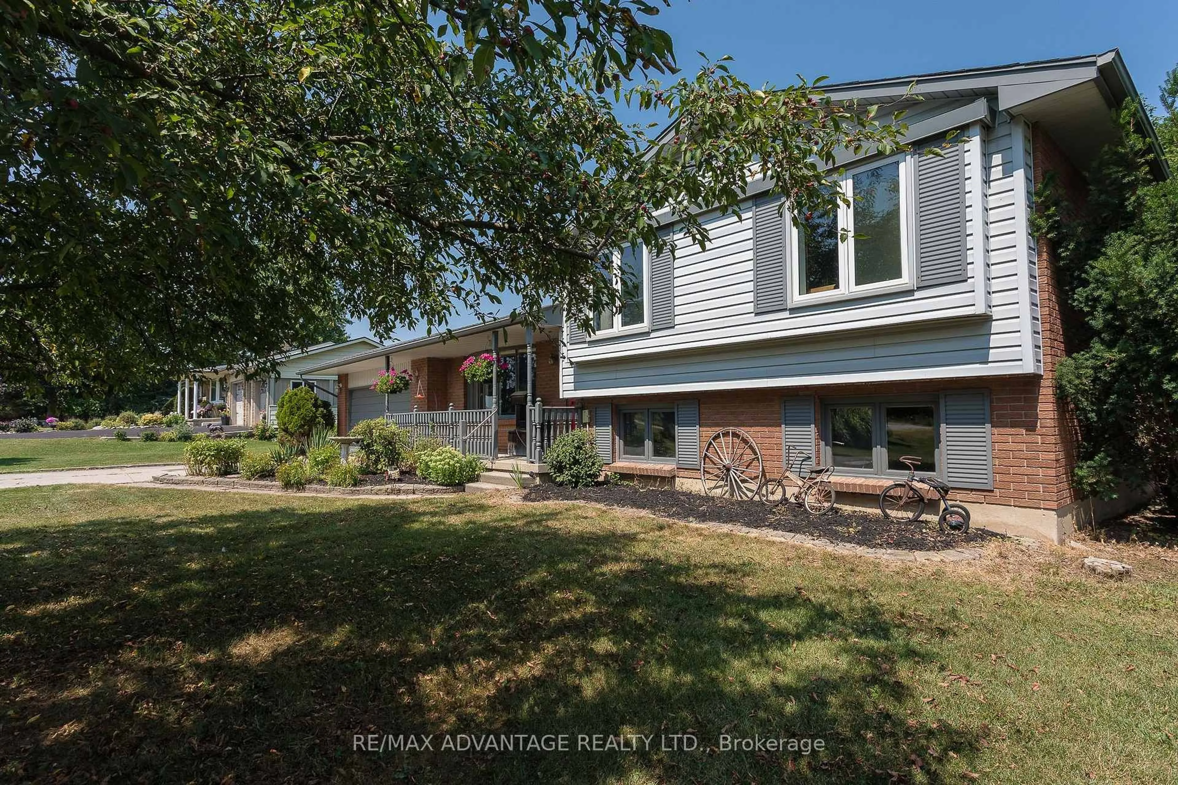 A pic from outside/outdoor area/front of a property/back of a property/a pic from drone, unknown for 5928 St. James Dr, Lucan Biddulph Ontario N0M 2J0
