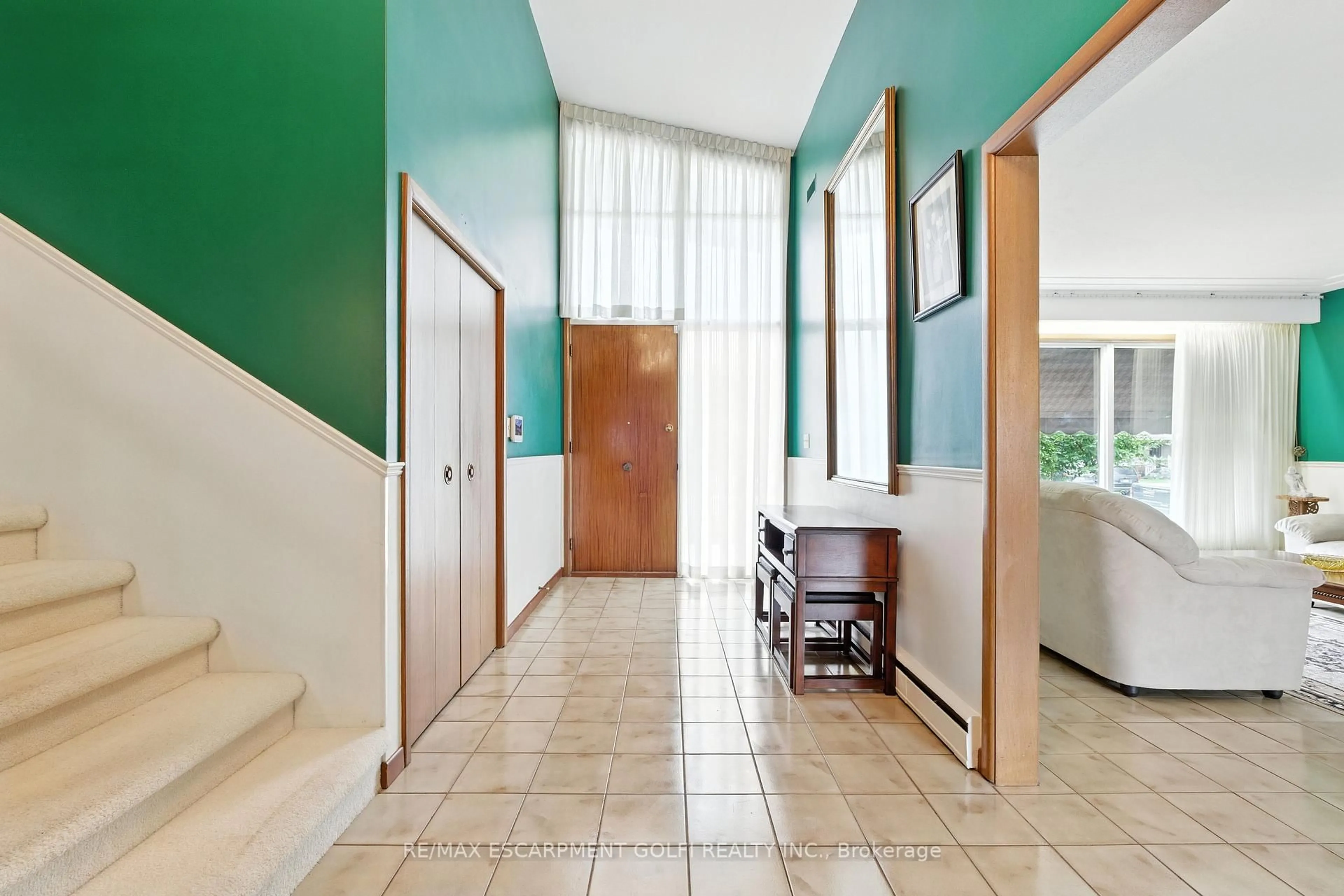 Indoor foyer for 16 Southill Dr, Hamilton Ontario L9A 3K5