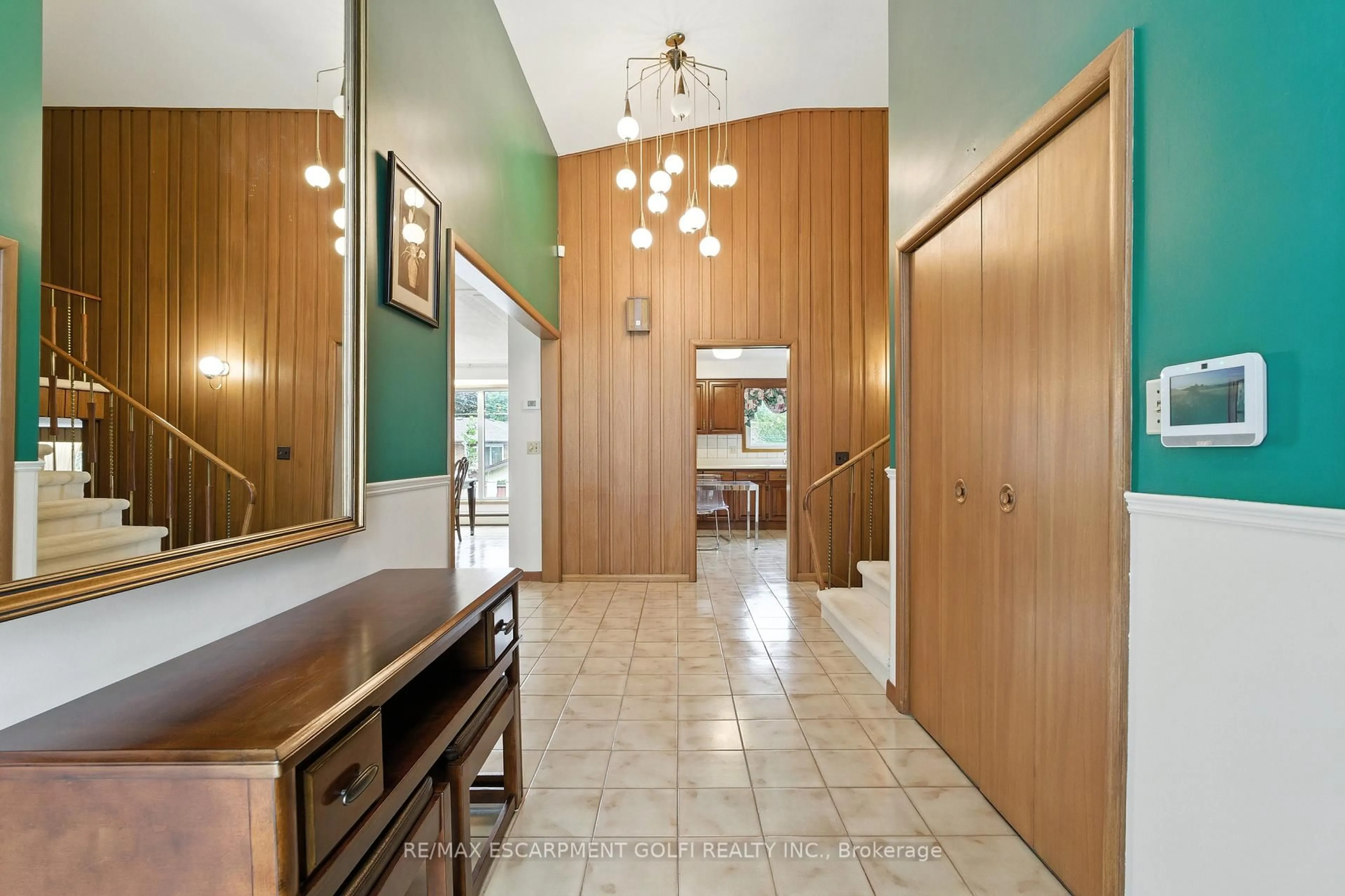 Indoor foyer for 16 Southill Dr, Hamilton Ontario L9A 3K5