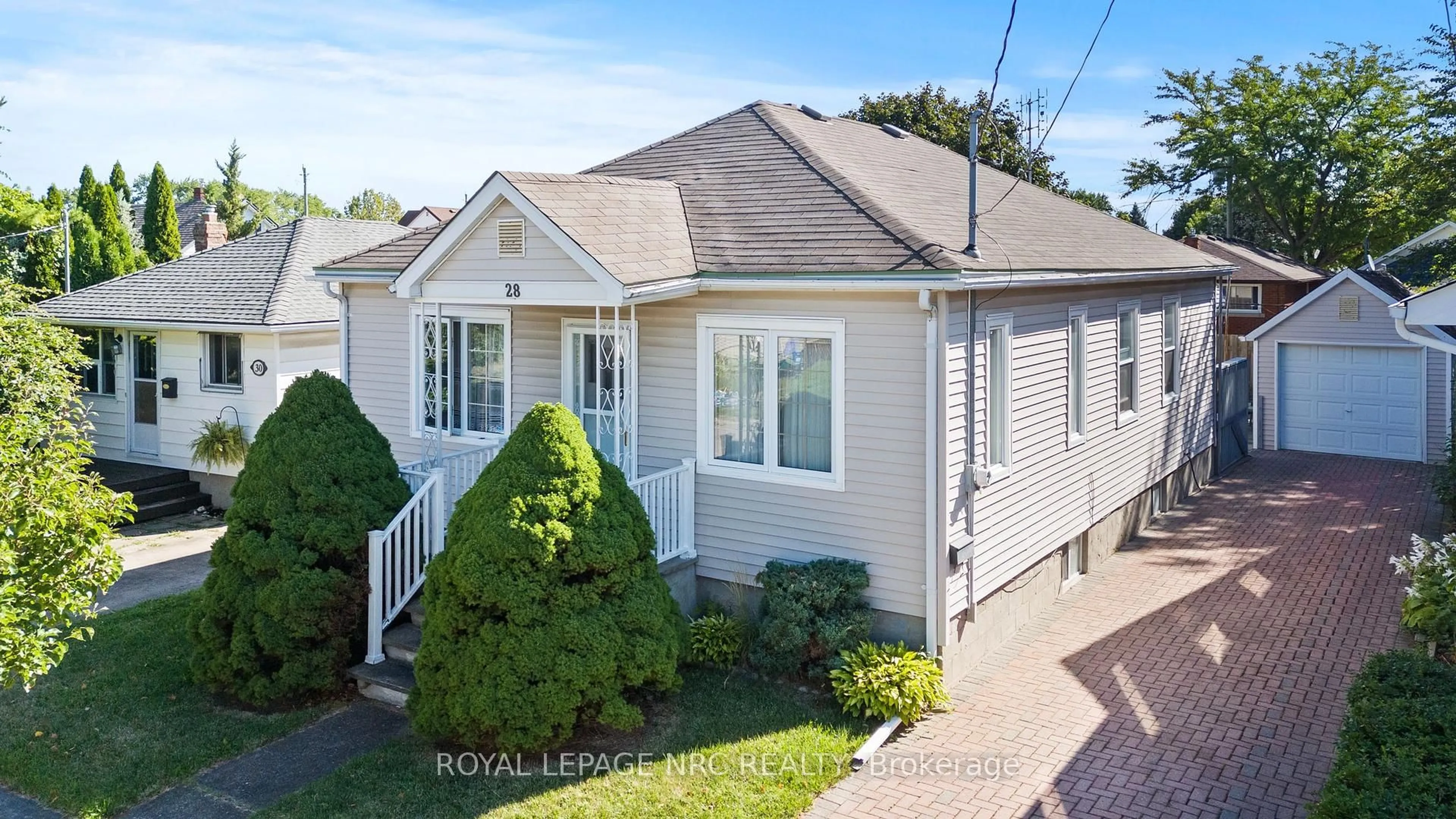 Home with vinyl exterior material, street for 28 Augusta Ave, St. Catharines Ontario L2M 5R2