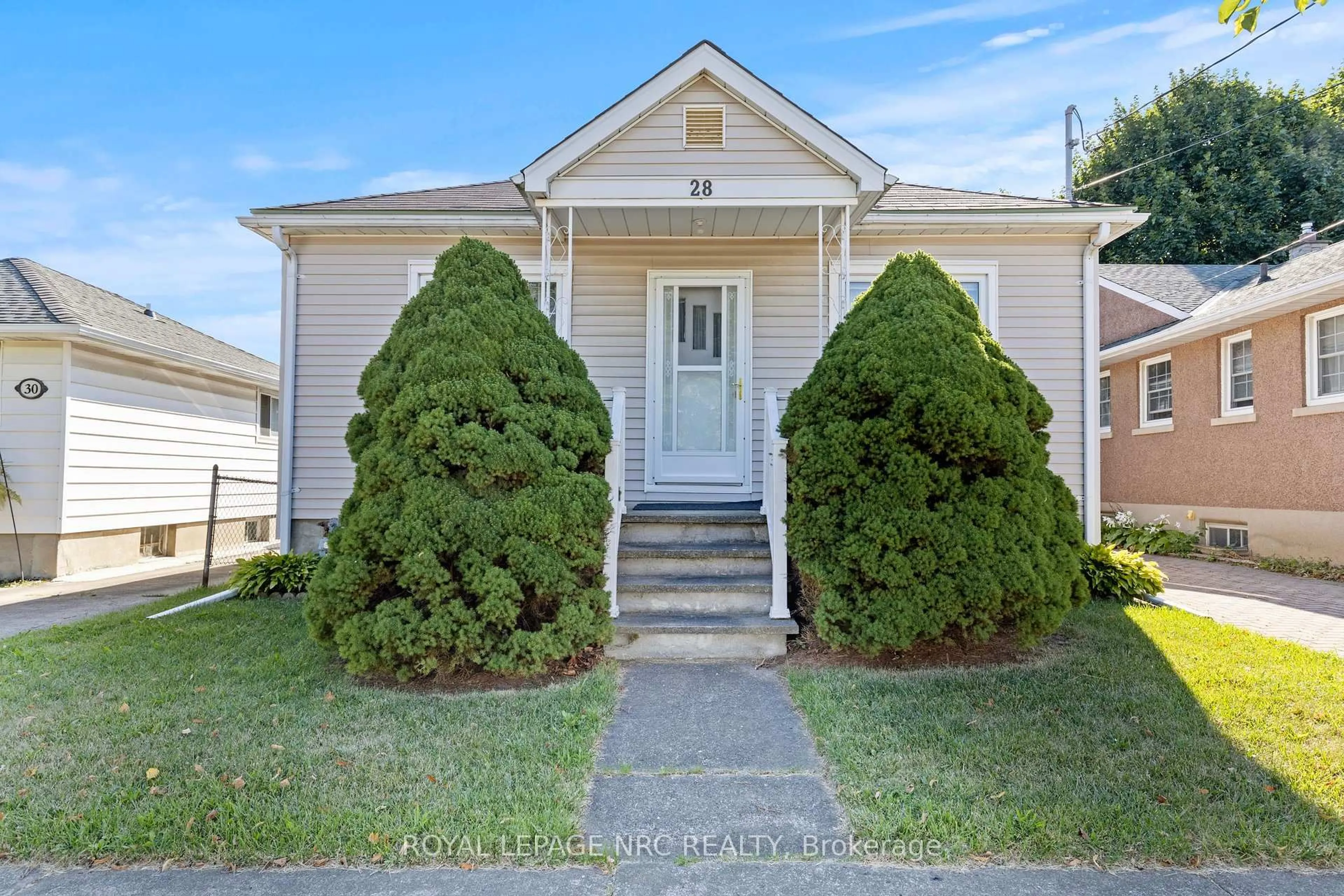 Home with vinyl exterior material, street for 28 Augusta Ave, St. Catharines Ontario L2M 5R2