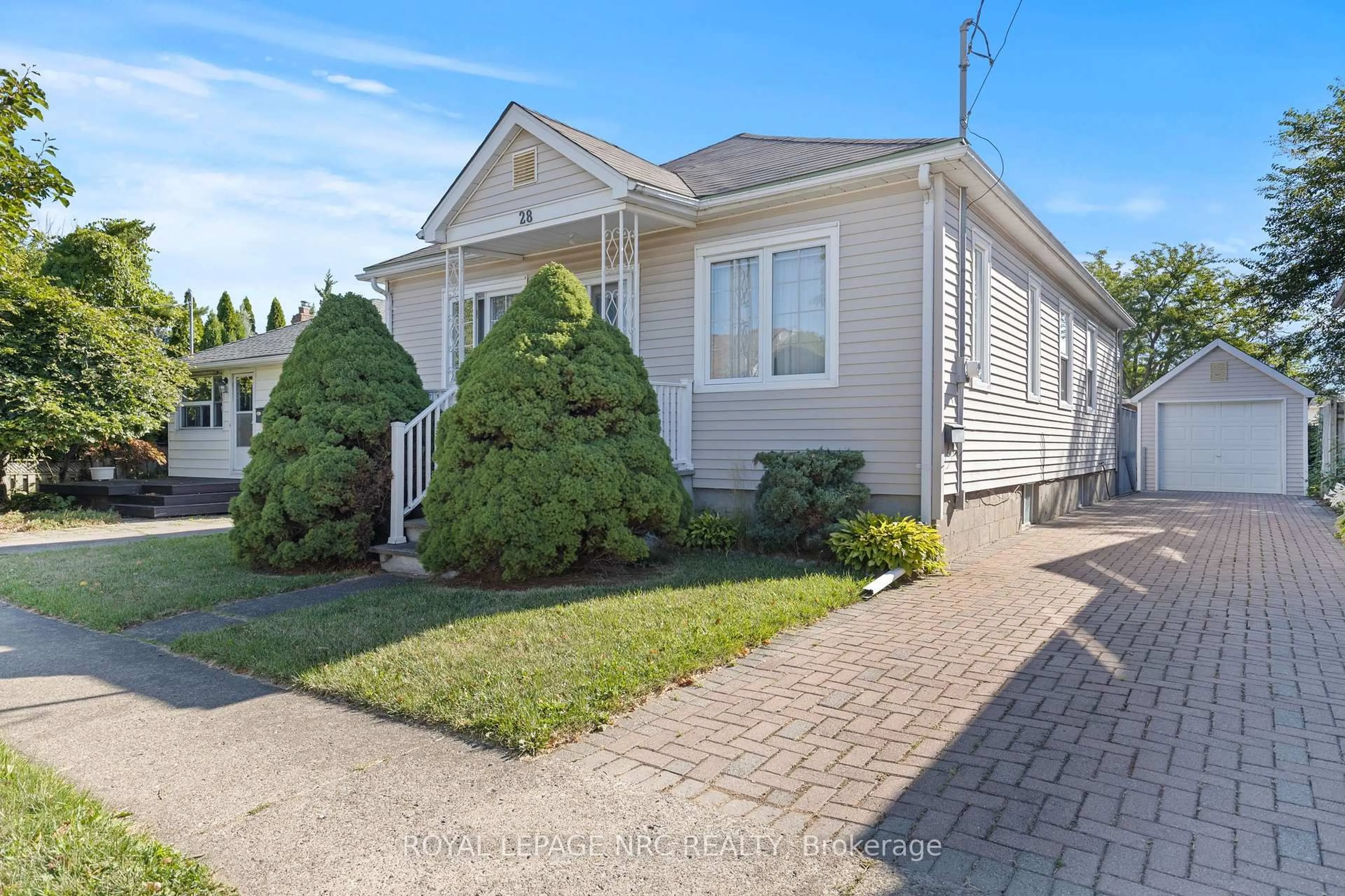 Home with vinyl exterior material, street for 28 Augusta Ave, St. Catharines Ontario L2M 5R2