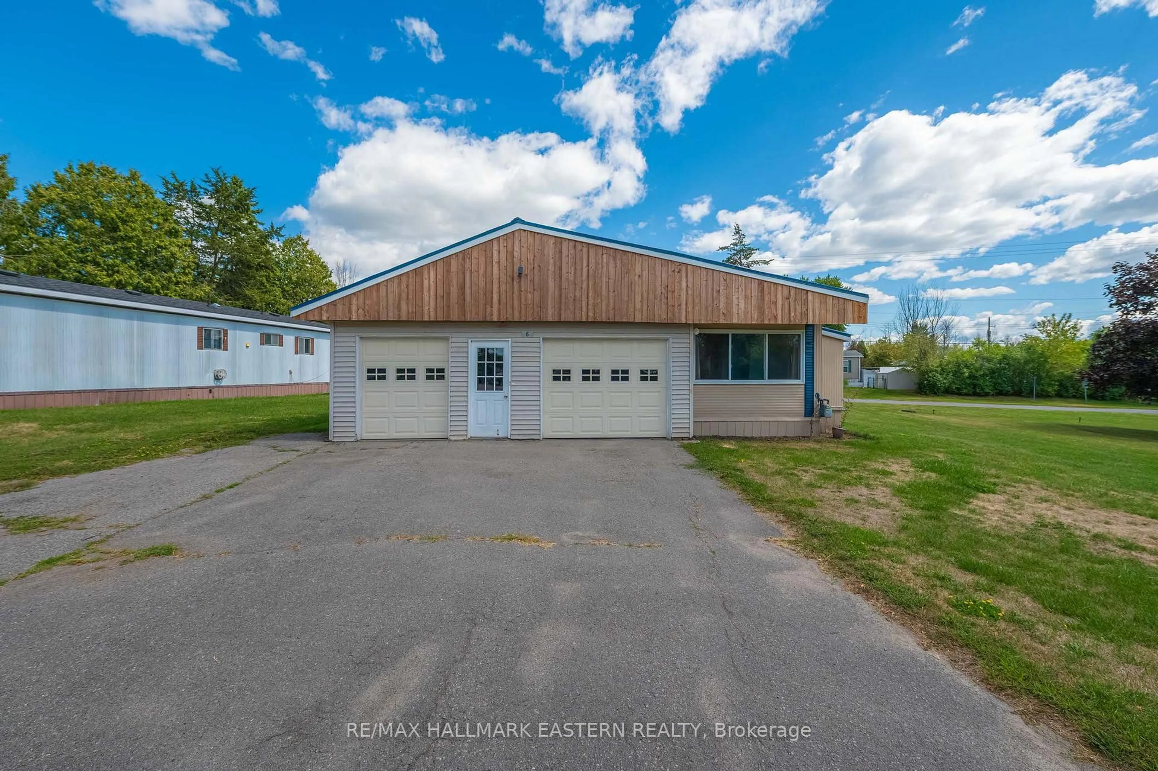A pic from outside/outdoor area/front of a property/back of a property/a pic from drone, building for 6 Chapel Blvd, Belleville Ontario K8N 4Z3