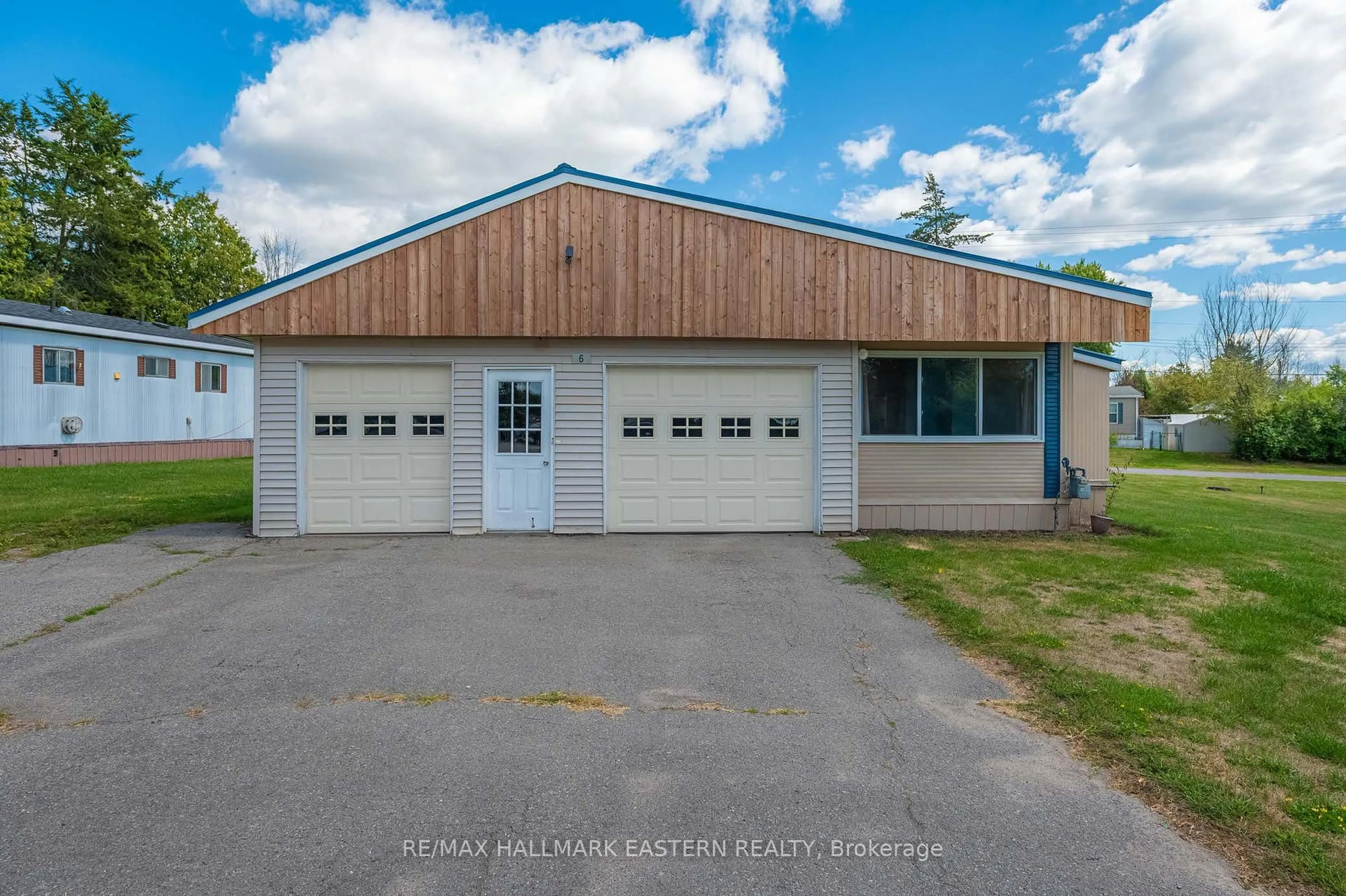 Indoor garage for 6 Chapel Blvd, Belleville Ontario K8N 4Z3
