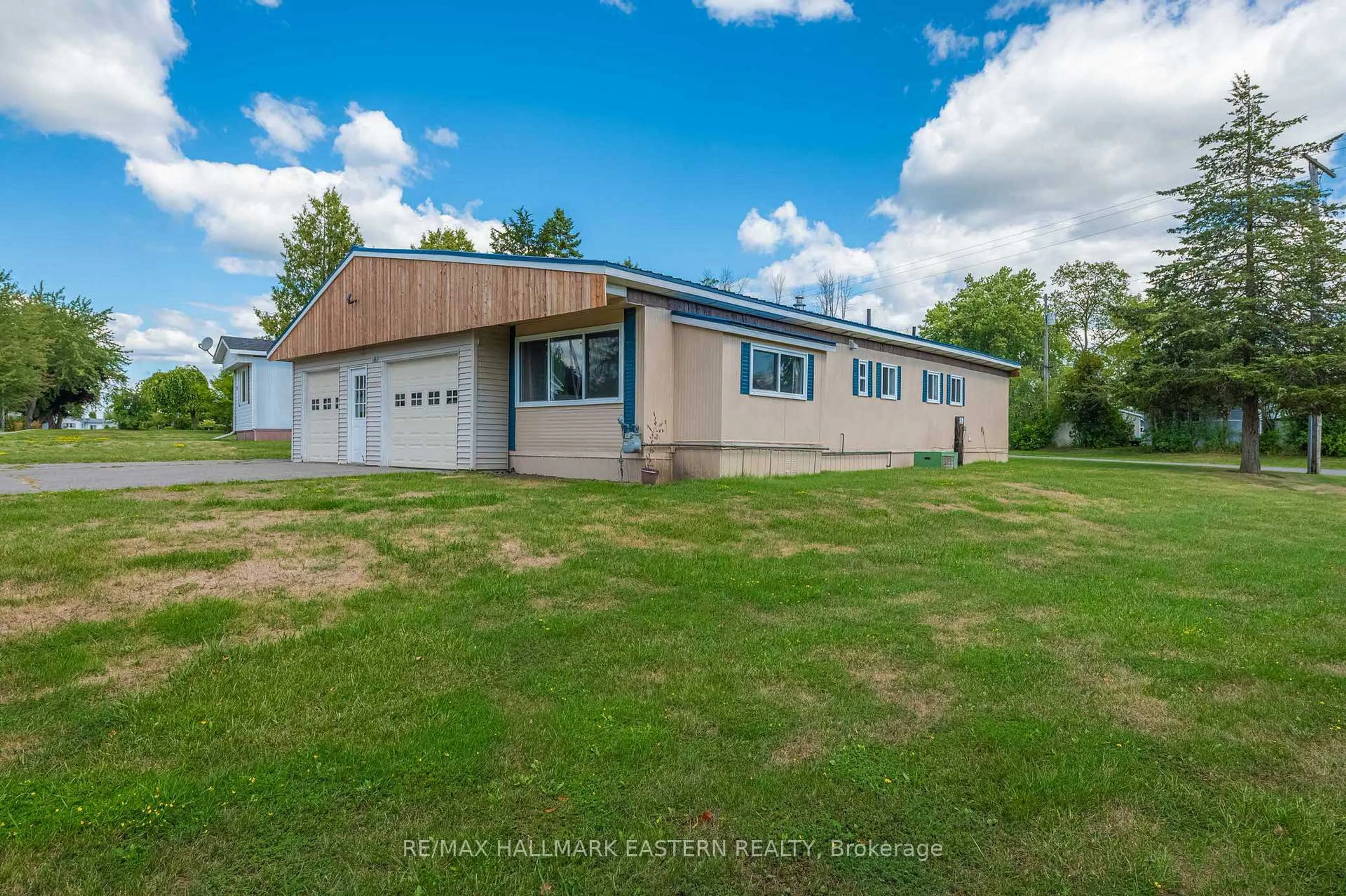 A pic from outside/outdoor area/front of a property/back of a property/a pic from drone, building for 6 Chapel Blvd, Belleville Ontario K8N 4Z3