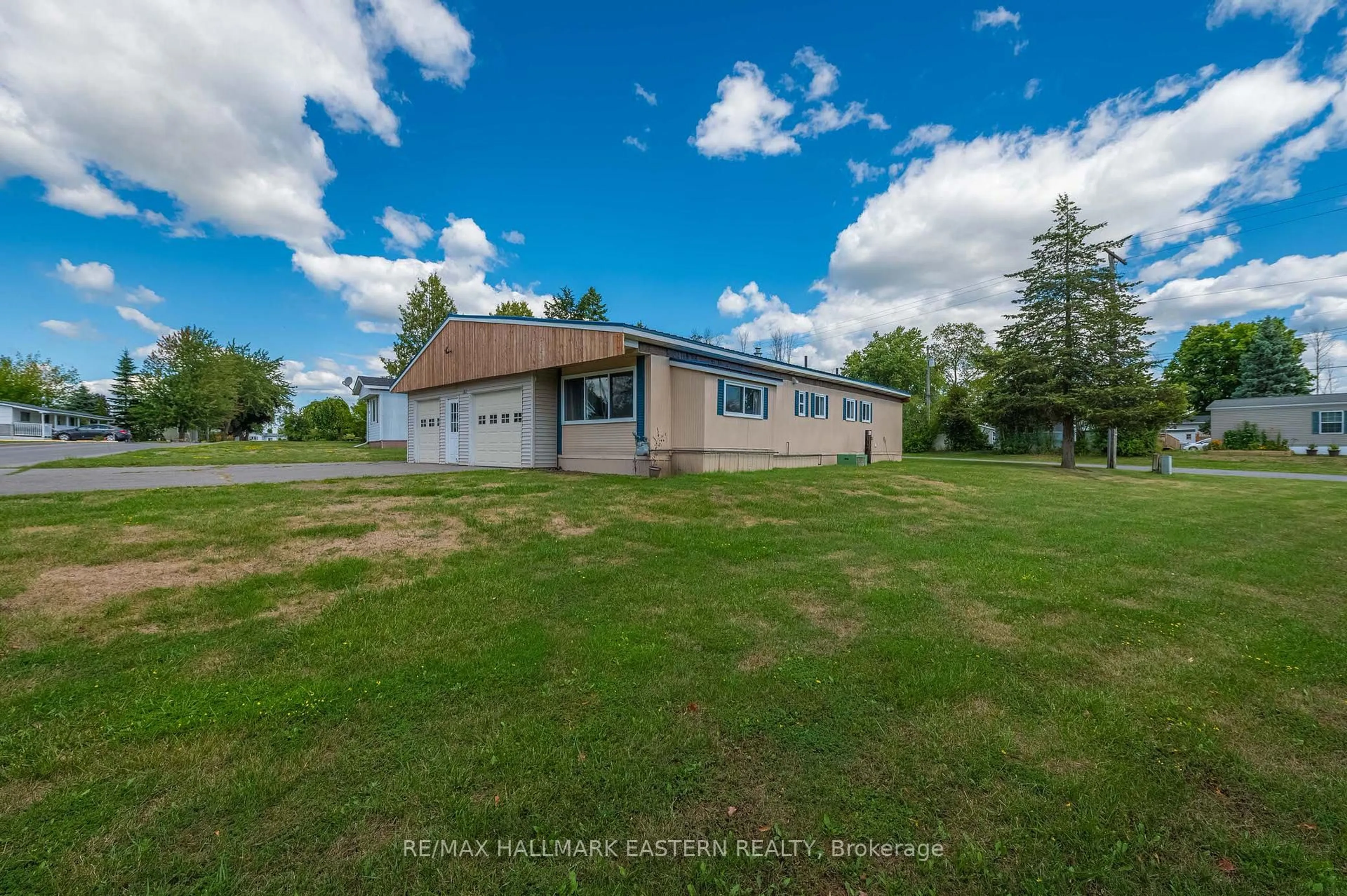 A pic from outside/outdoor area/front of a property/back of a property/a pic from drone, building for 6 Chapel Blvd, Belleville Ontario K8N 4Z3
