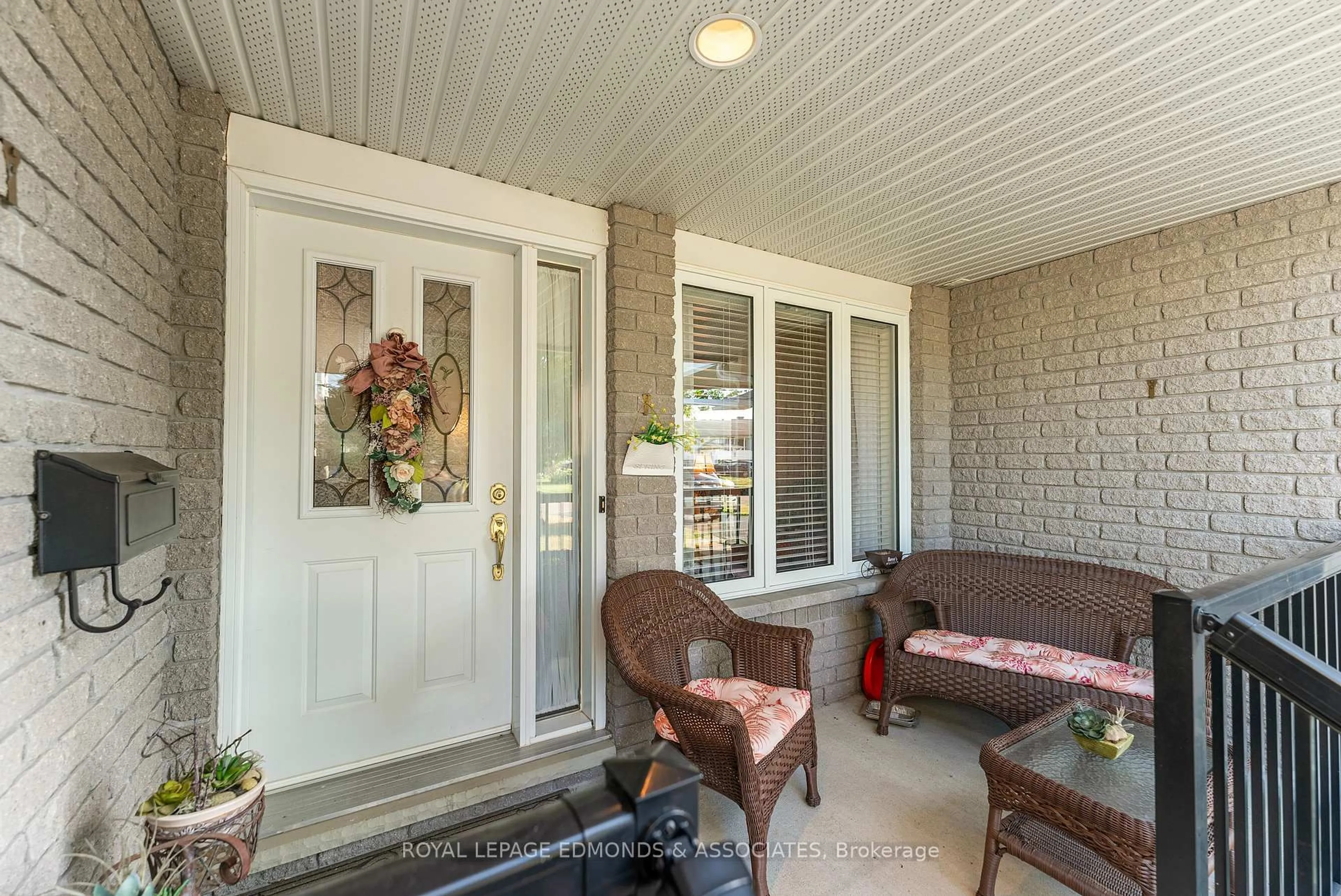 Indoor entryway for 385 Morris St, Pembroke Ontario K8A 8P4