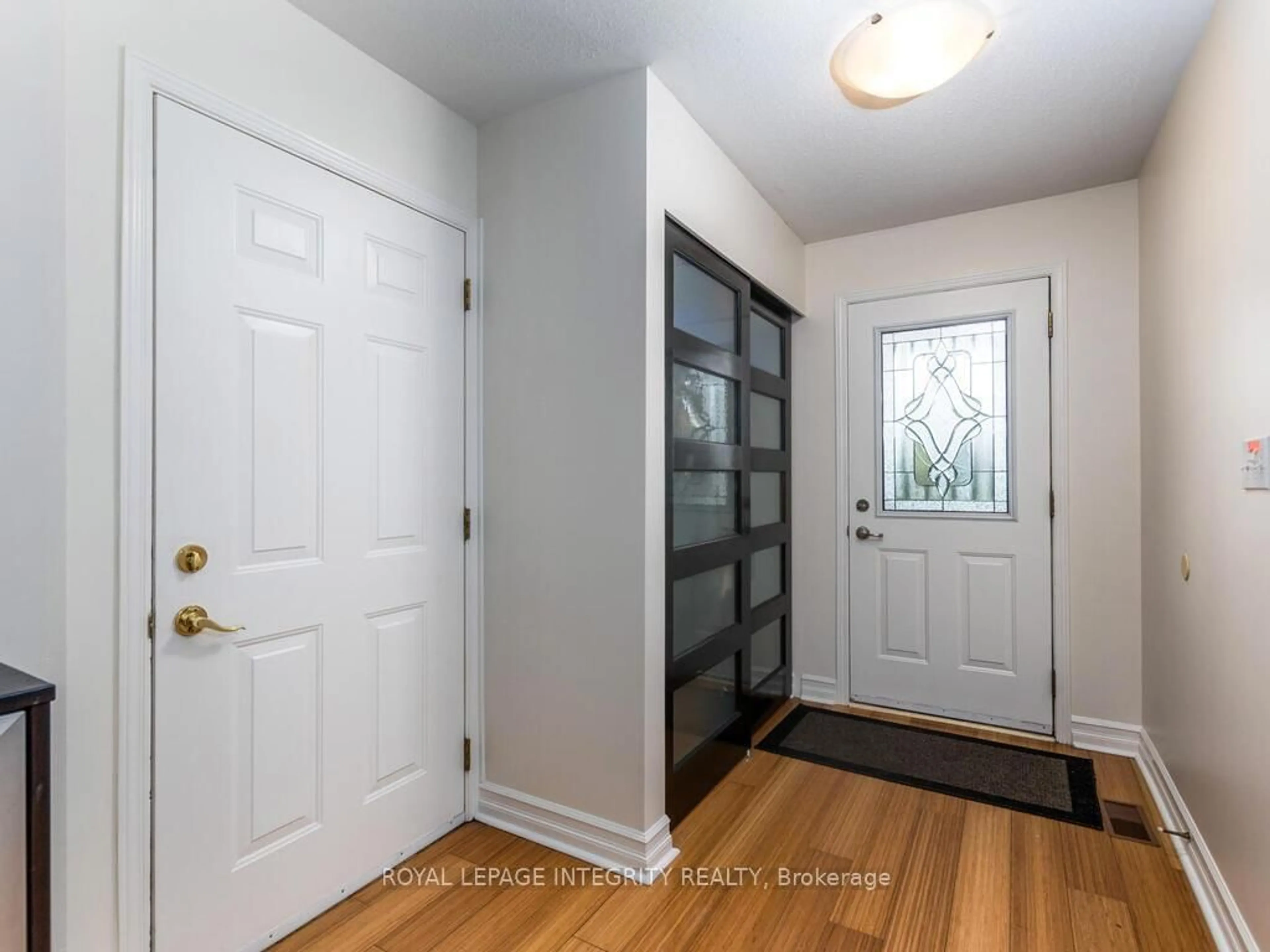 Indoor entryway for 223 Willow Creek Circ, Ottawa Ontario K2G 7B1