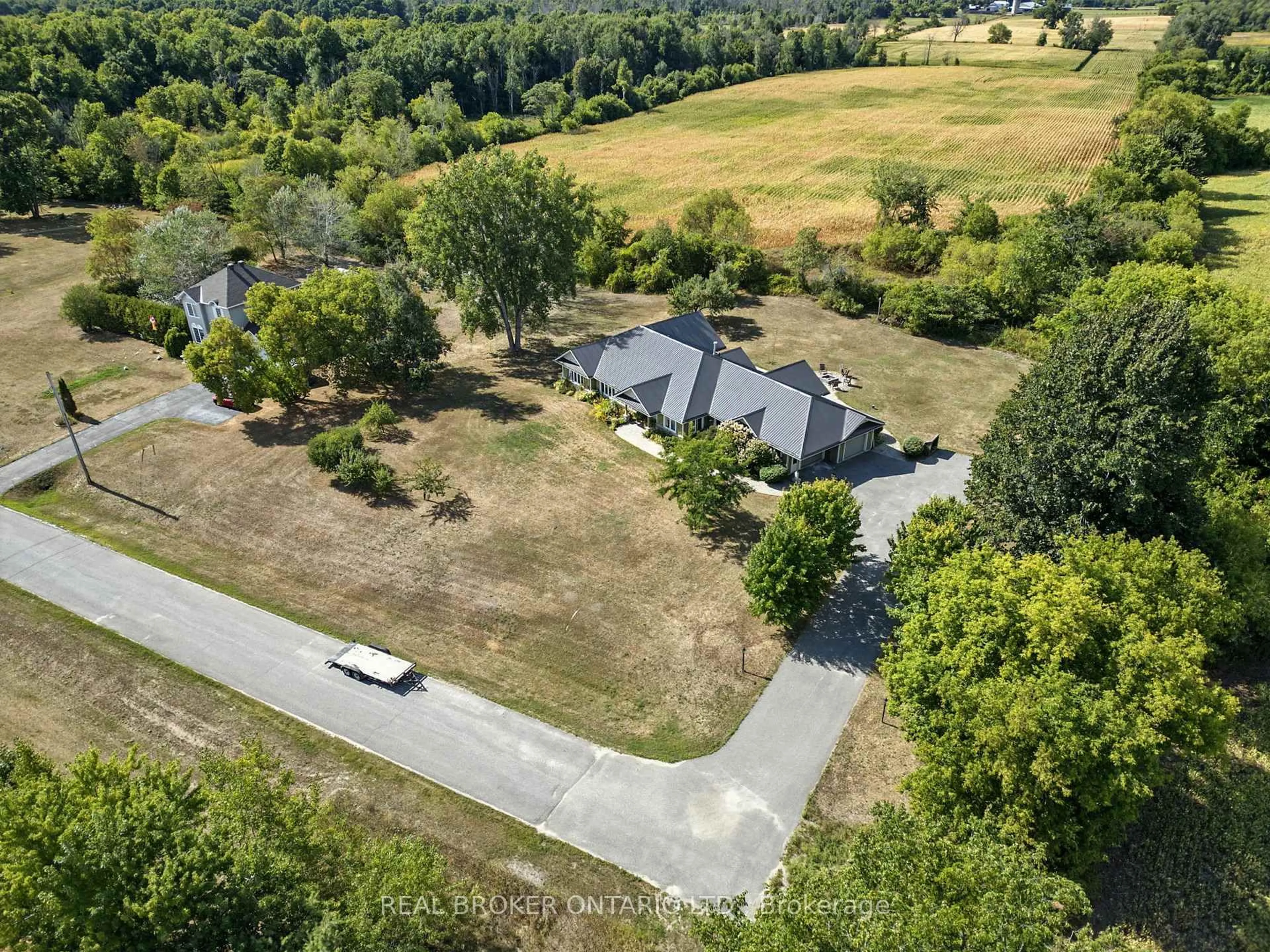 A pic from outside/outdoor area/front of a property/back of a property/a pic from drone, unknown for 39 Cambridge Crt, North Grenville Ontario K0G 1J0