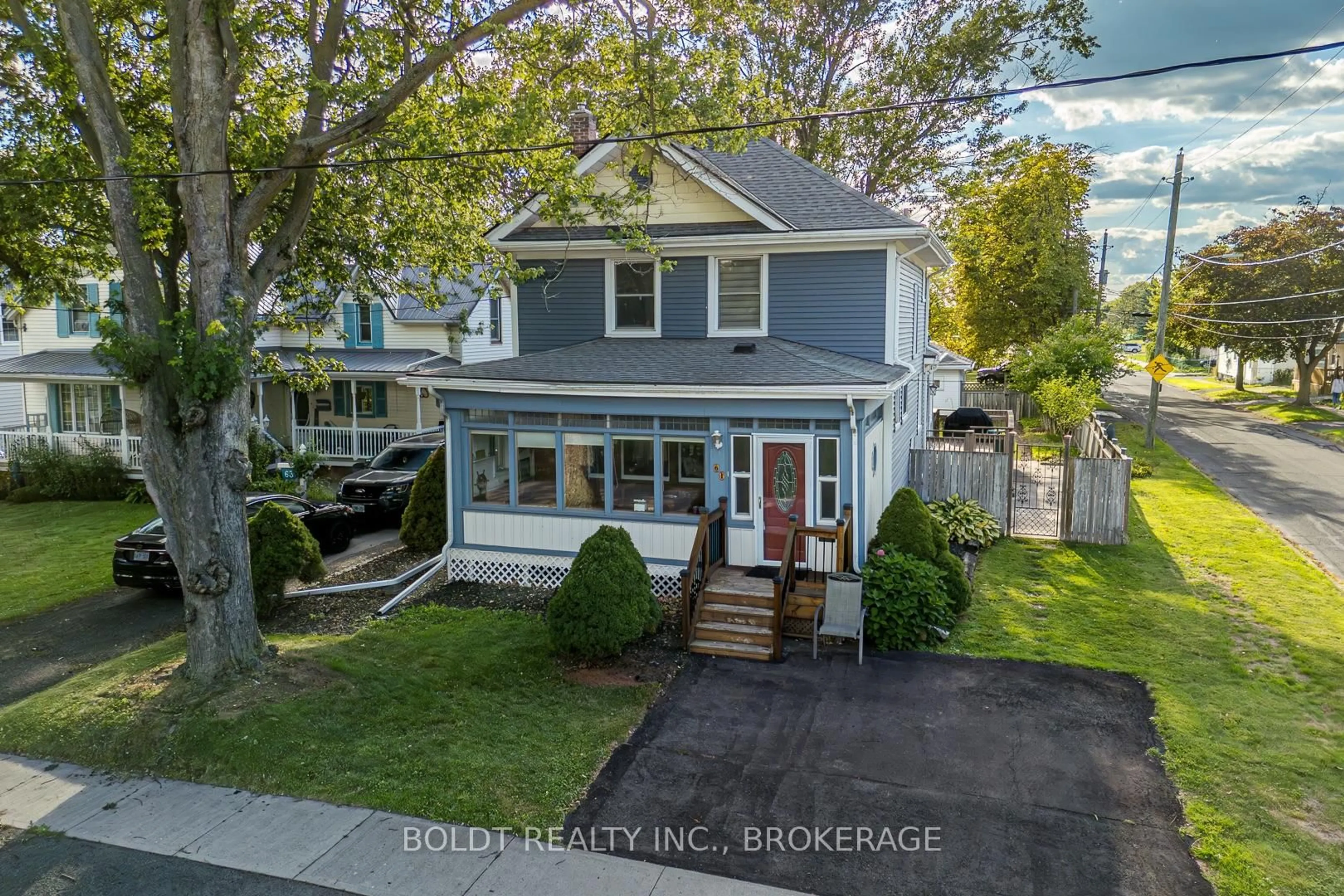 A pic from outside/outdoor area/front of a property/back of a property/a pic from drone, street for 61 WELLAND St, Thorold Ontario L2V 2B7