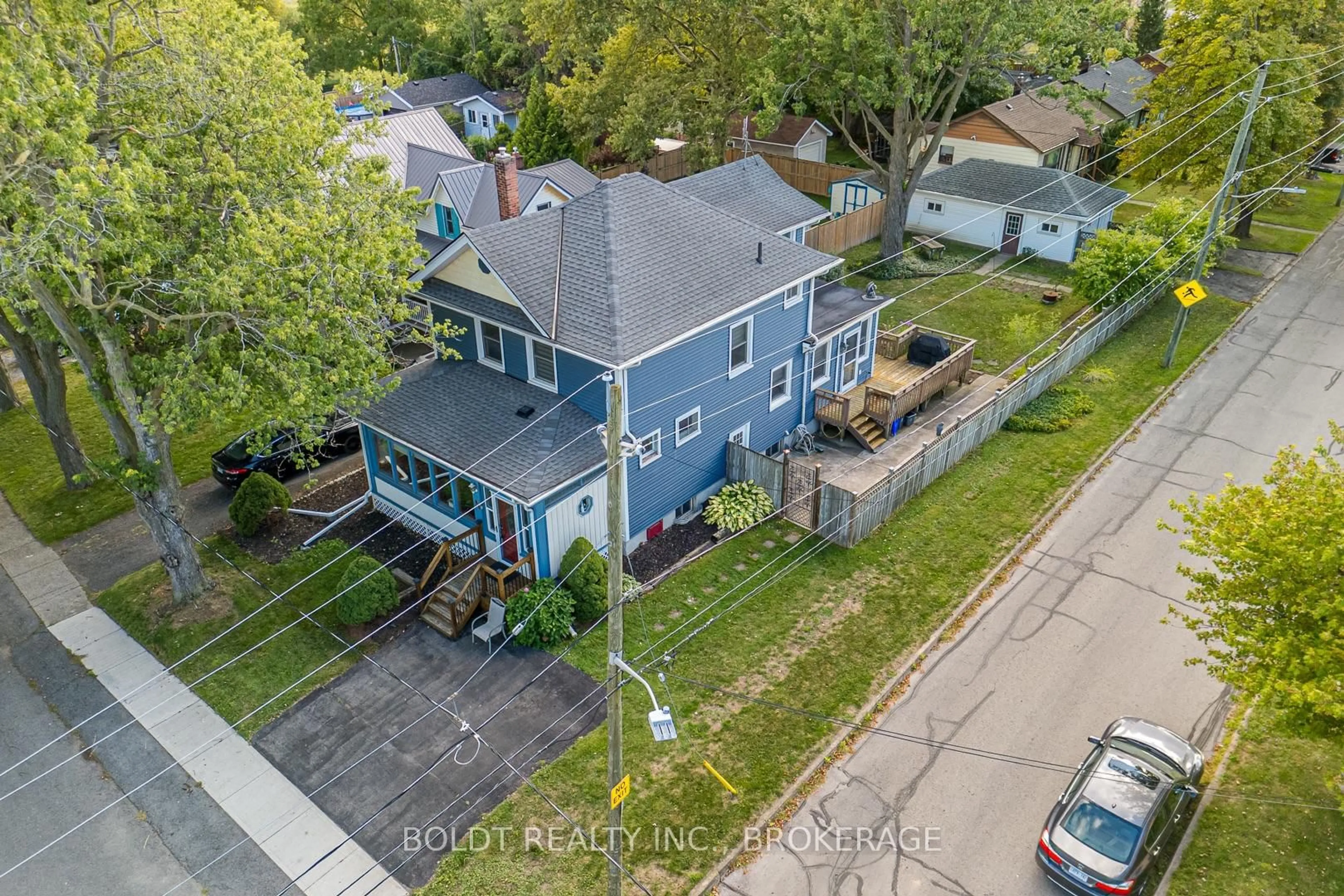 A pic from outside/outdoor area/front of a property/back of a property/a pic from drone, street for 61 WELLAND St, Thorold Ontario L2V 2B7