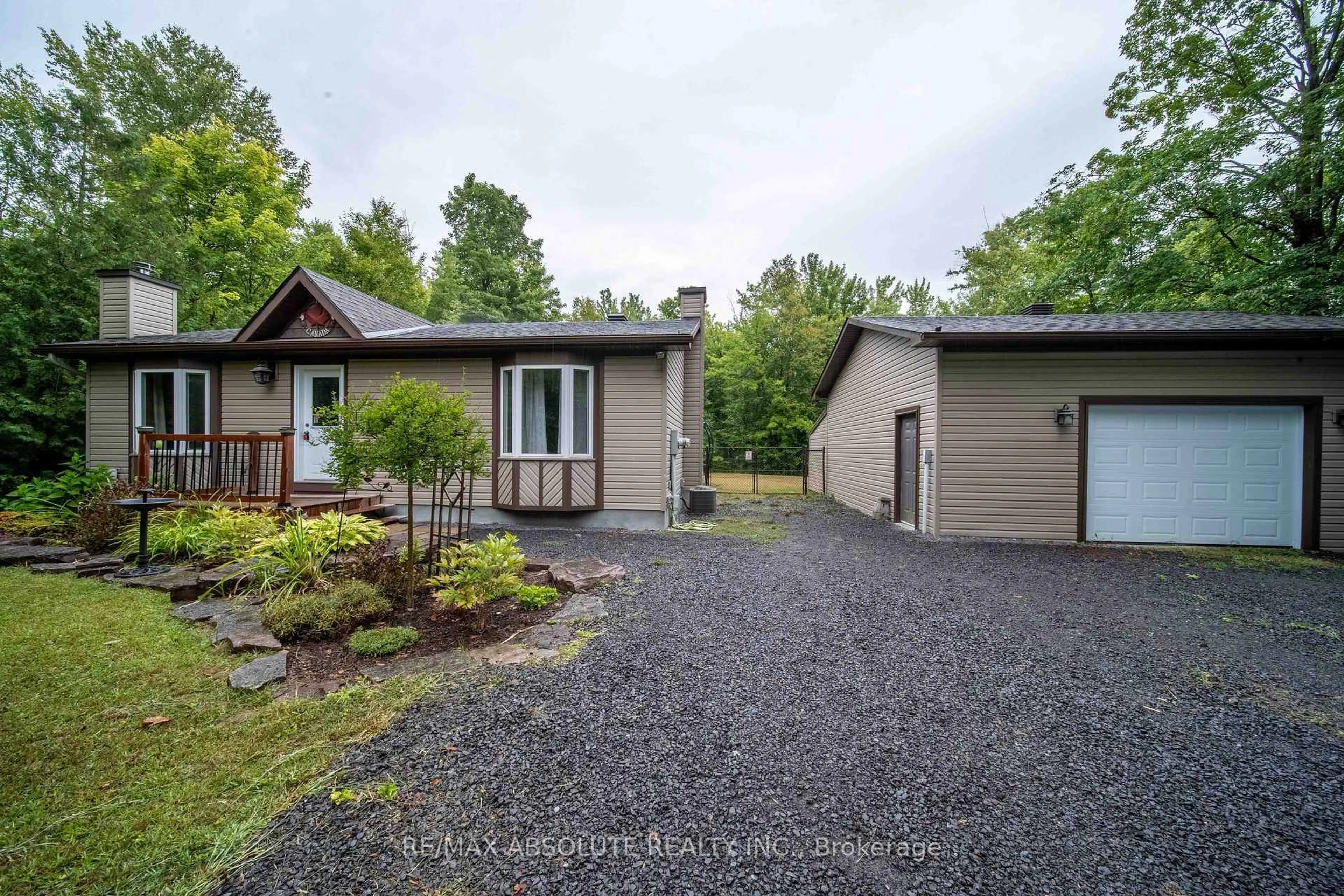 A pic from outside/outdoor area/front of a property/back of a property/a pic from drone, unknown for 1127 Rollin Rd, Clarence-Rockland Ontario K0A 3N0