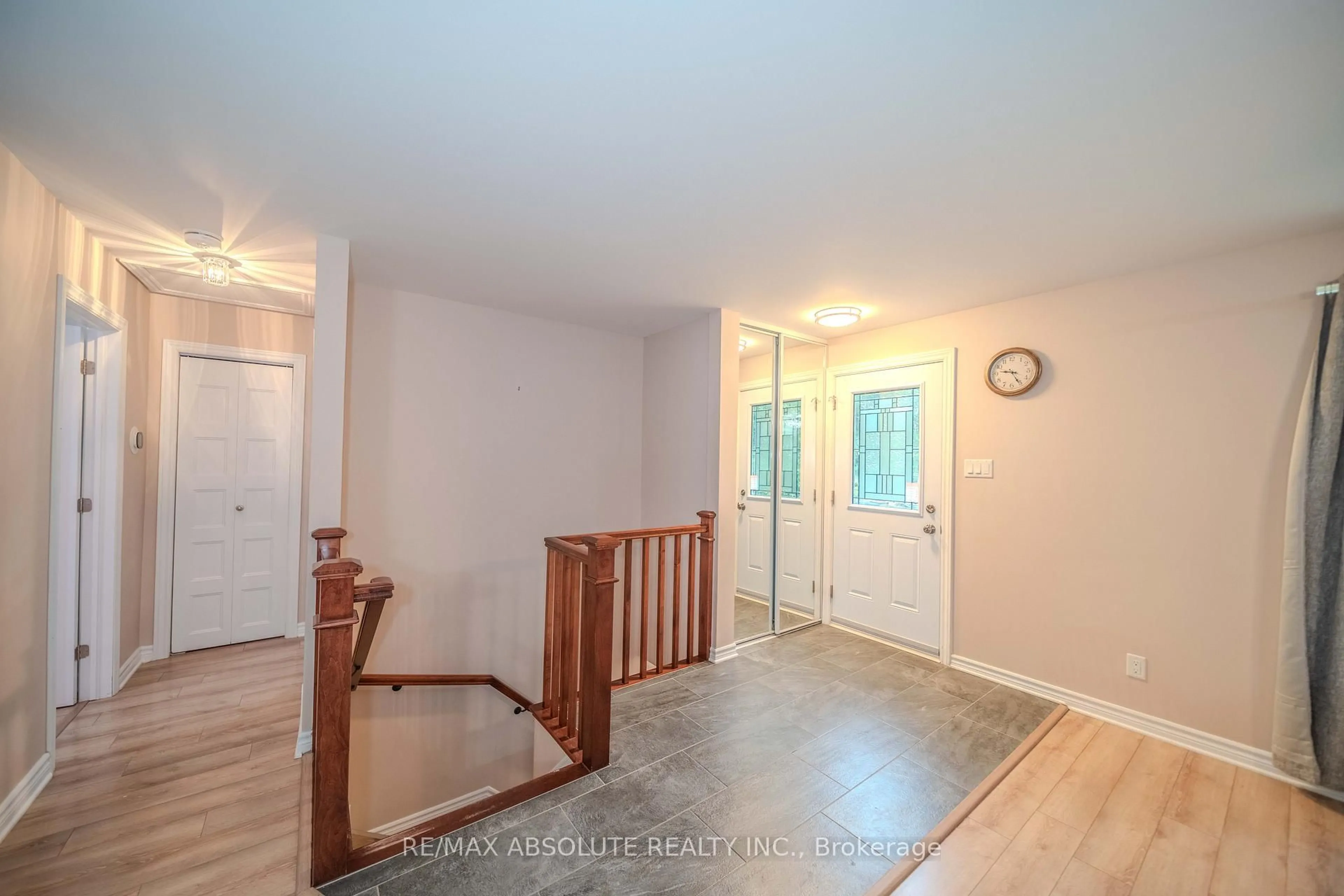 Indoor entryway for 1127 Rollin Rd, Clarence-Rockland Ontario K0A 3N0