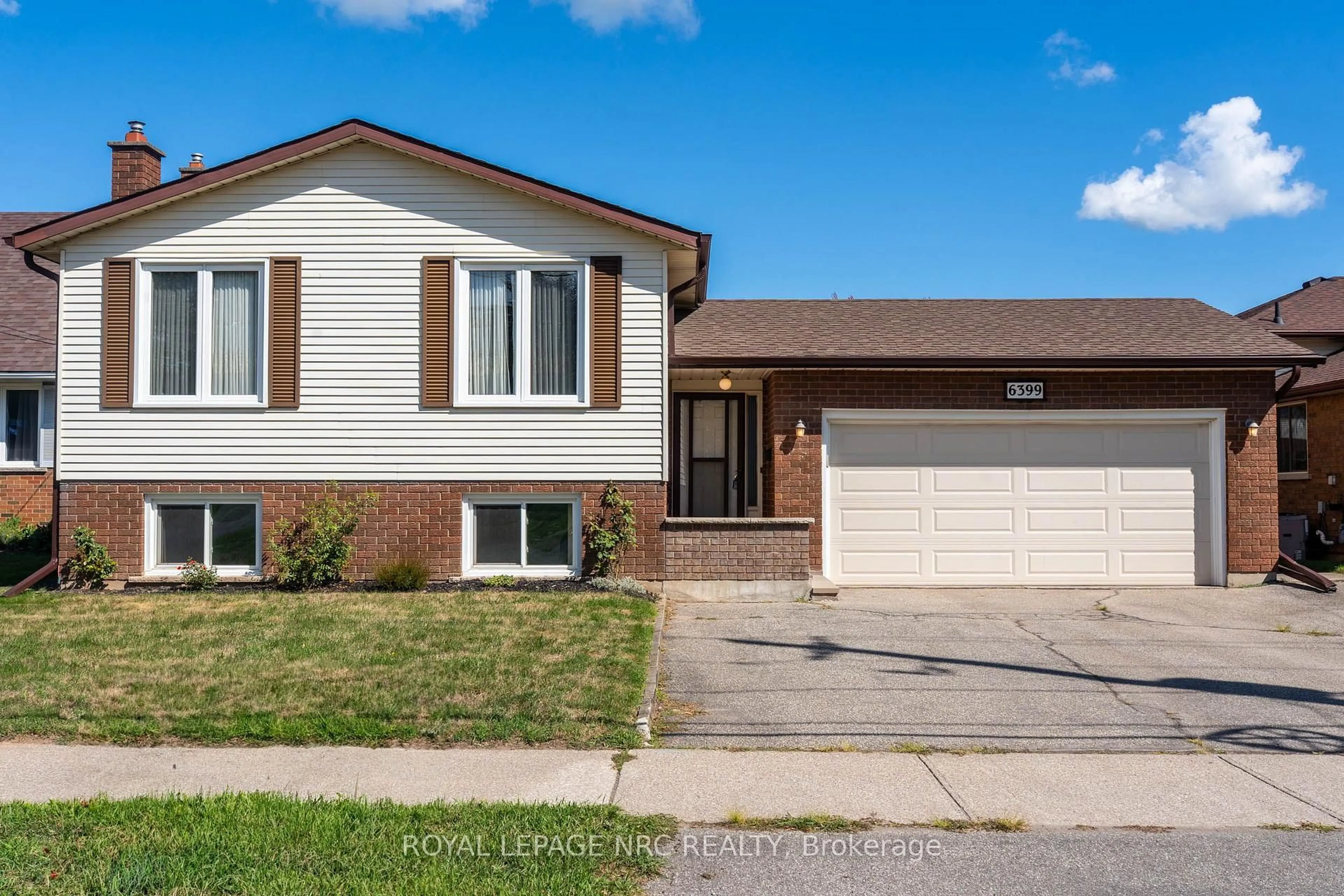 Home with vinyl exterior material, street for 6399 Riall St, Niagara Falls Ontario L2J 1Z4
