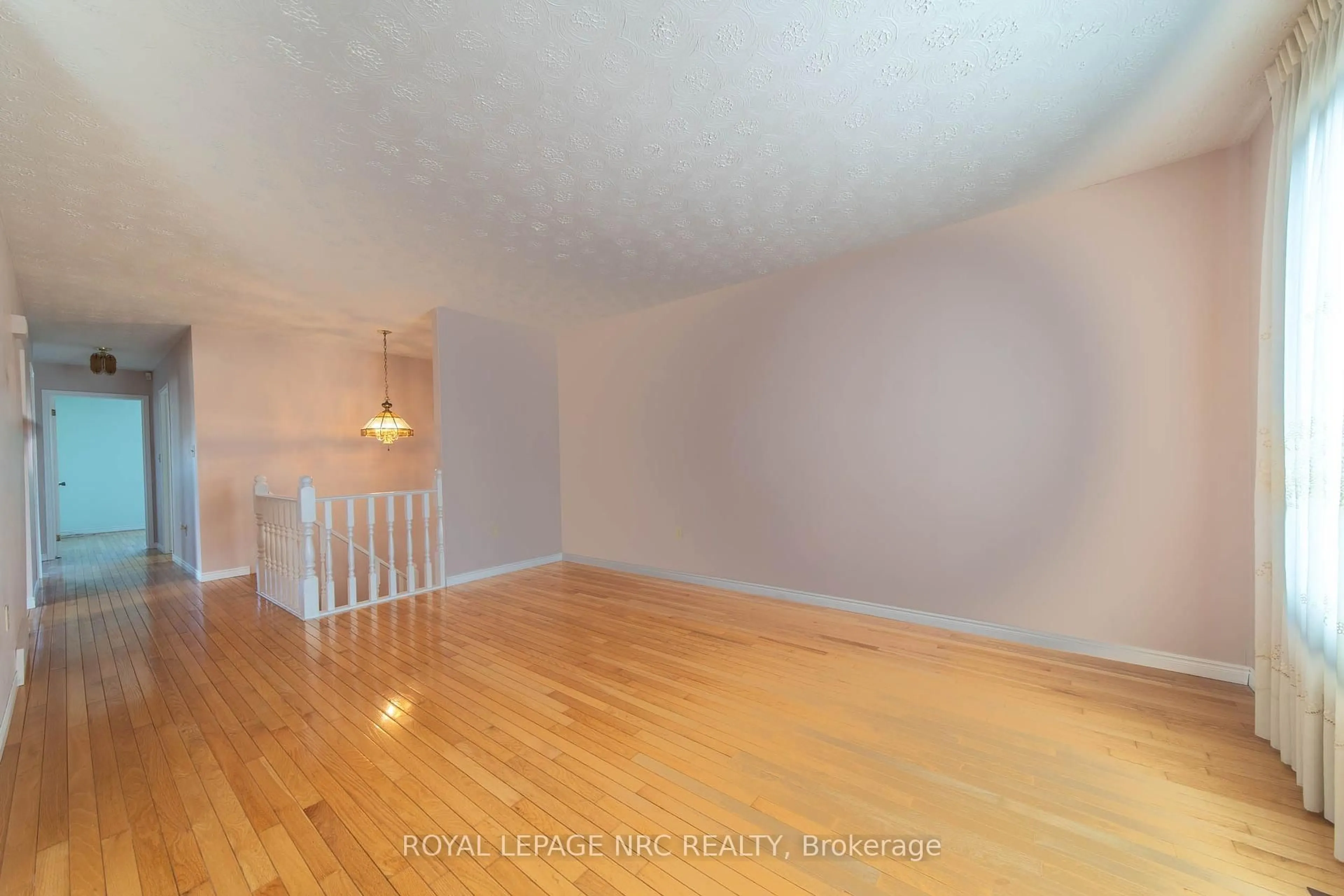 A pic of a room for 6399 Riall St, Niagara Falls Ontario L2J 1Z4