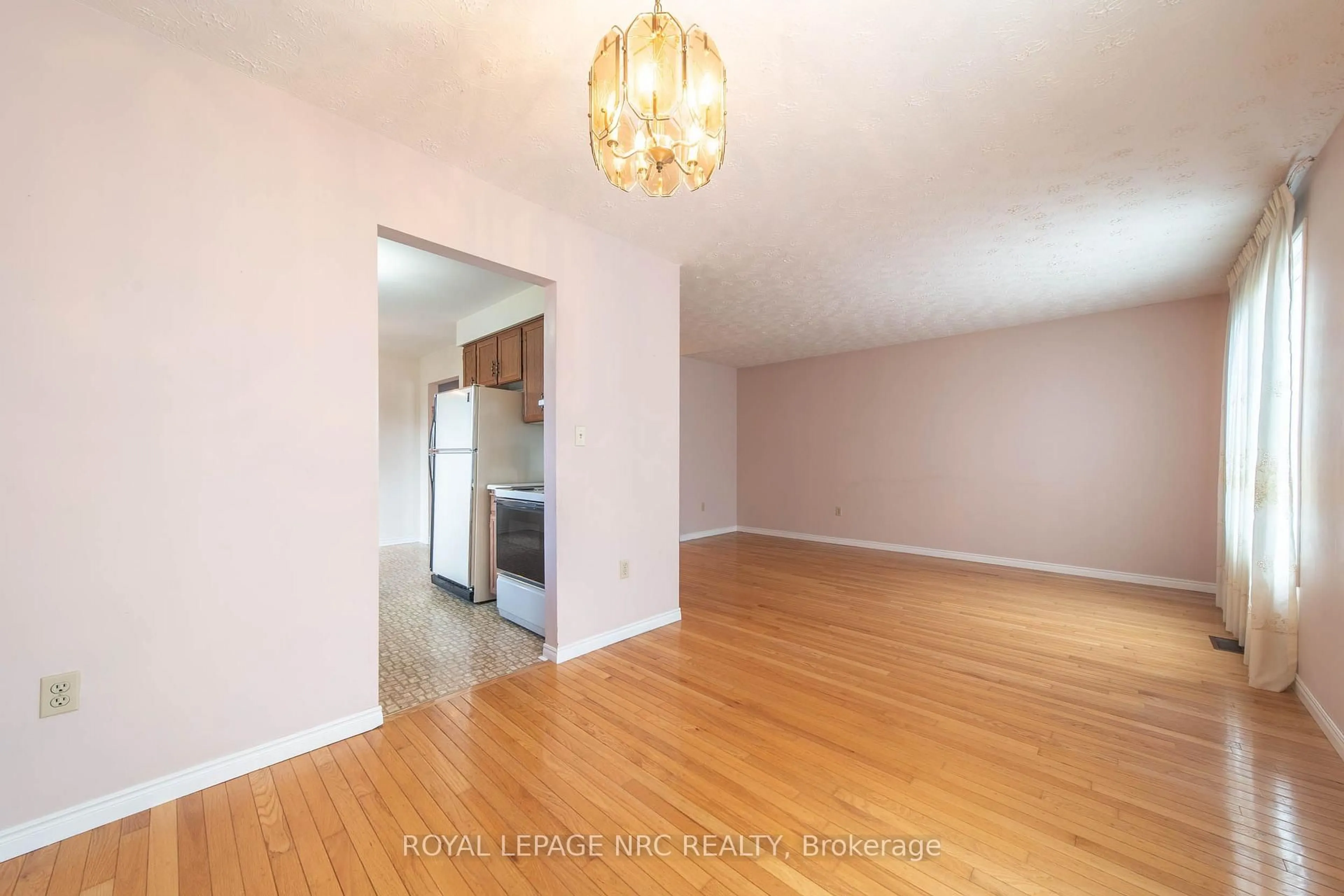 A pic of a room for 6399 Riall St, Niagara Falls Ontario L2J 1Z4