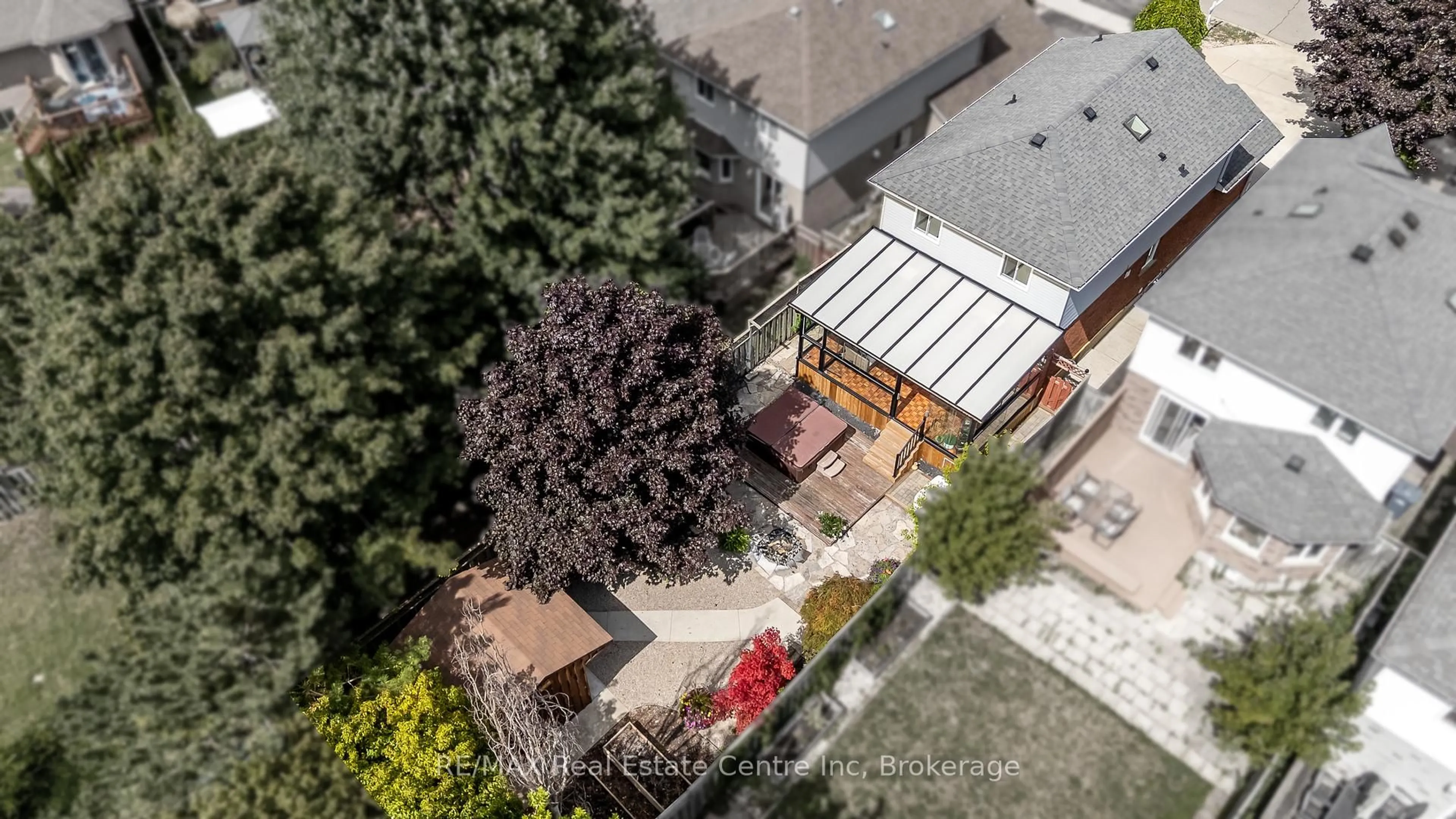 A pic from outside/outdoor area/front of a property/back of a property/a pic from drone, unknown for 31 Bushmills Cres, Guelph Ontario N1K 1T6
