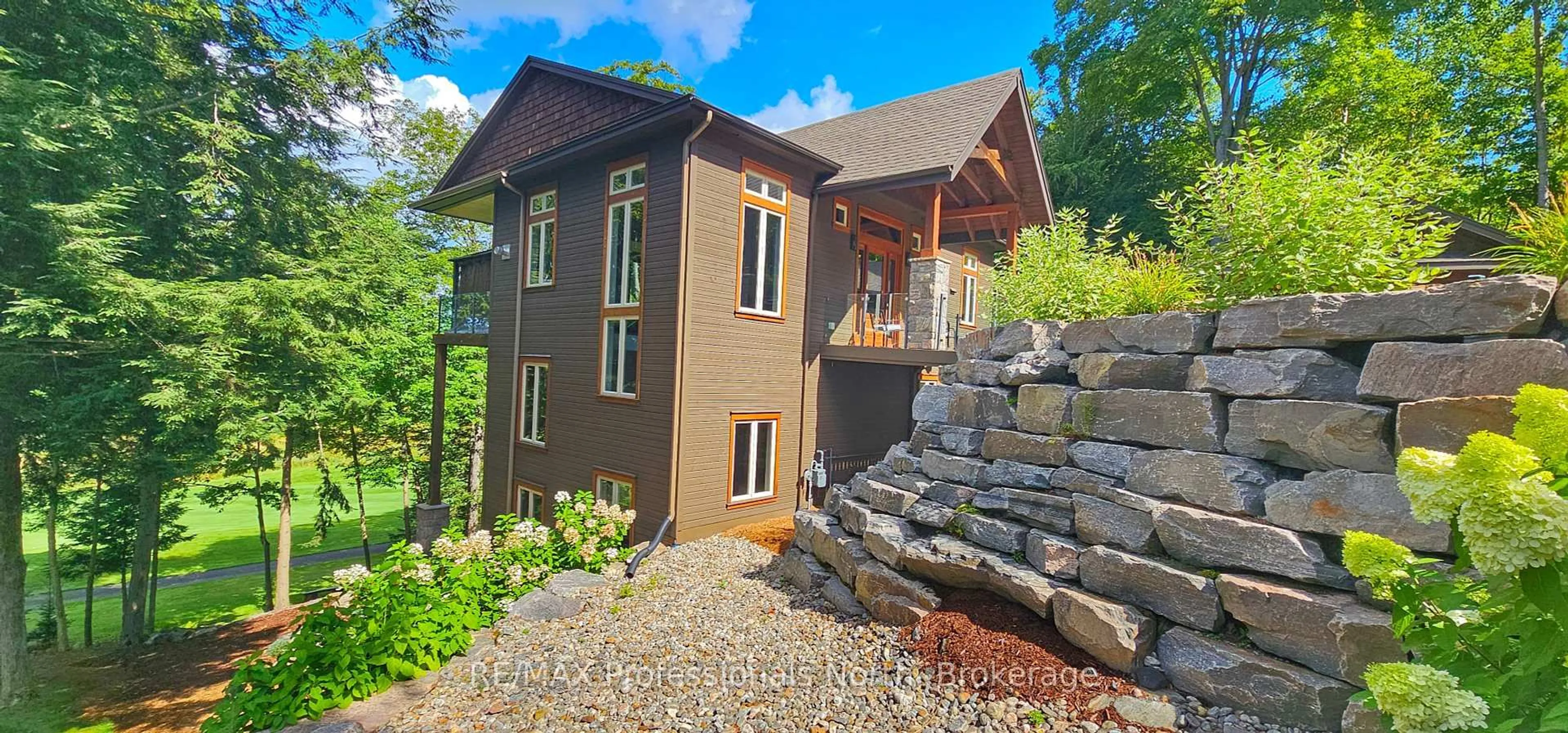 Home with brick exterior material, building for 41 Clubhouse Dr, Huntsville Ontario P1H 1B1