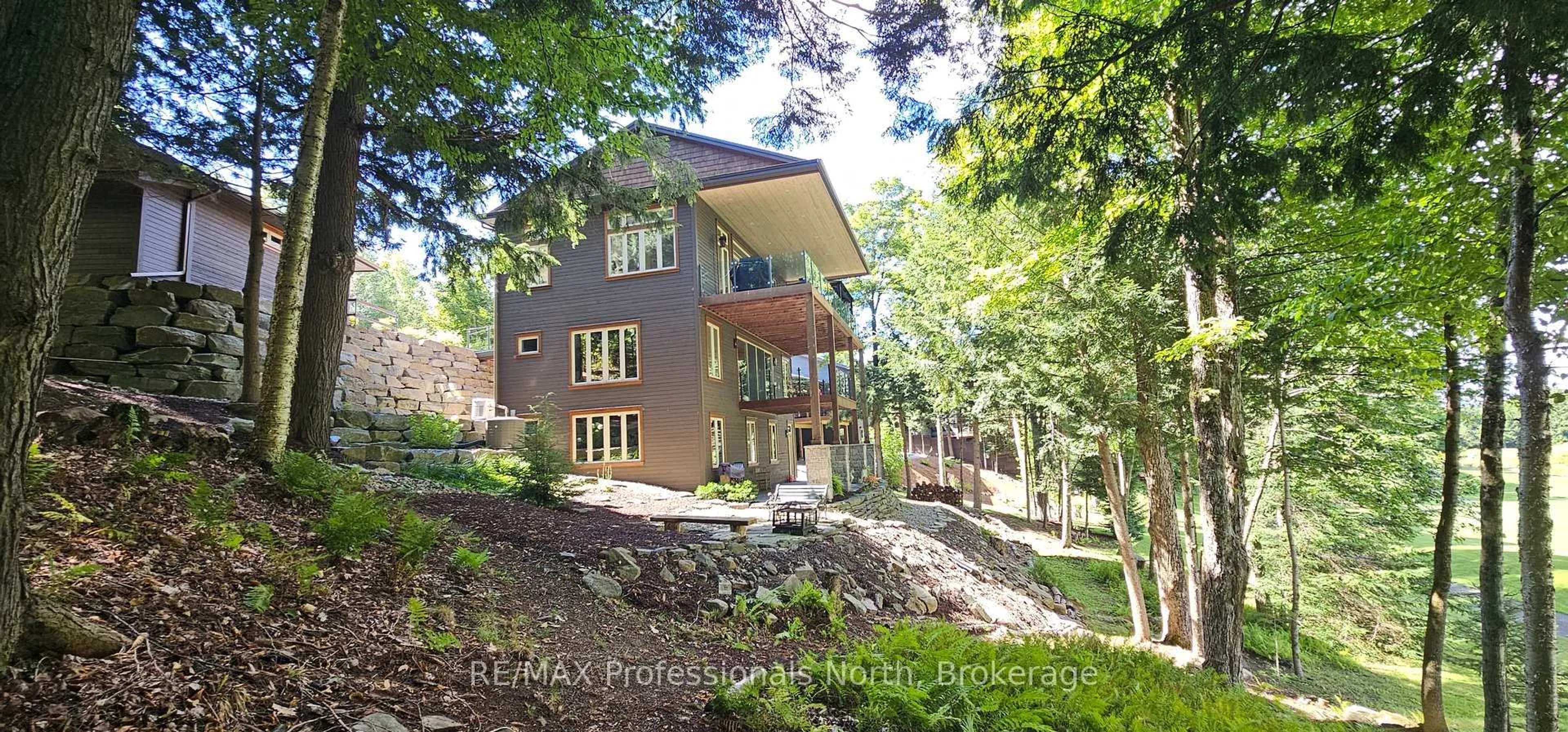 A pic from outside/outdoor area/front of a property/back of a property/a pic from drone, unknown for 41 Clubhouse Dr, Huntsville Ontario P1H 1B1