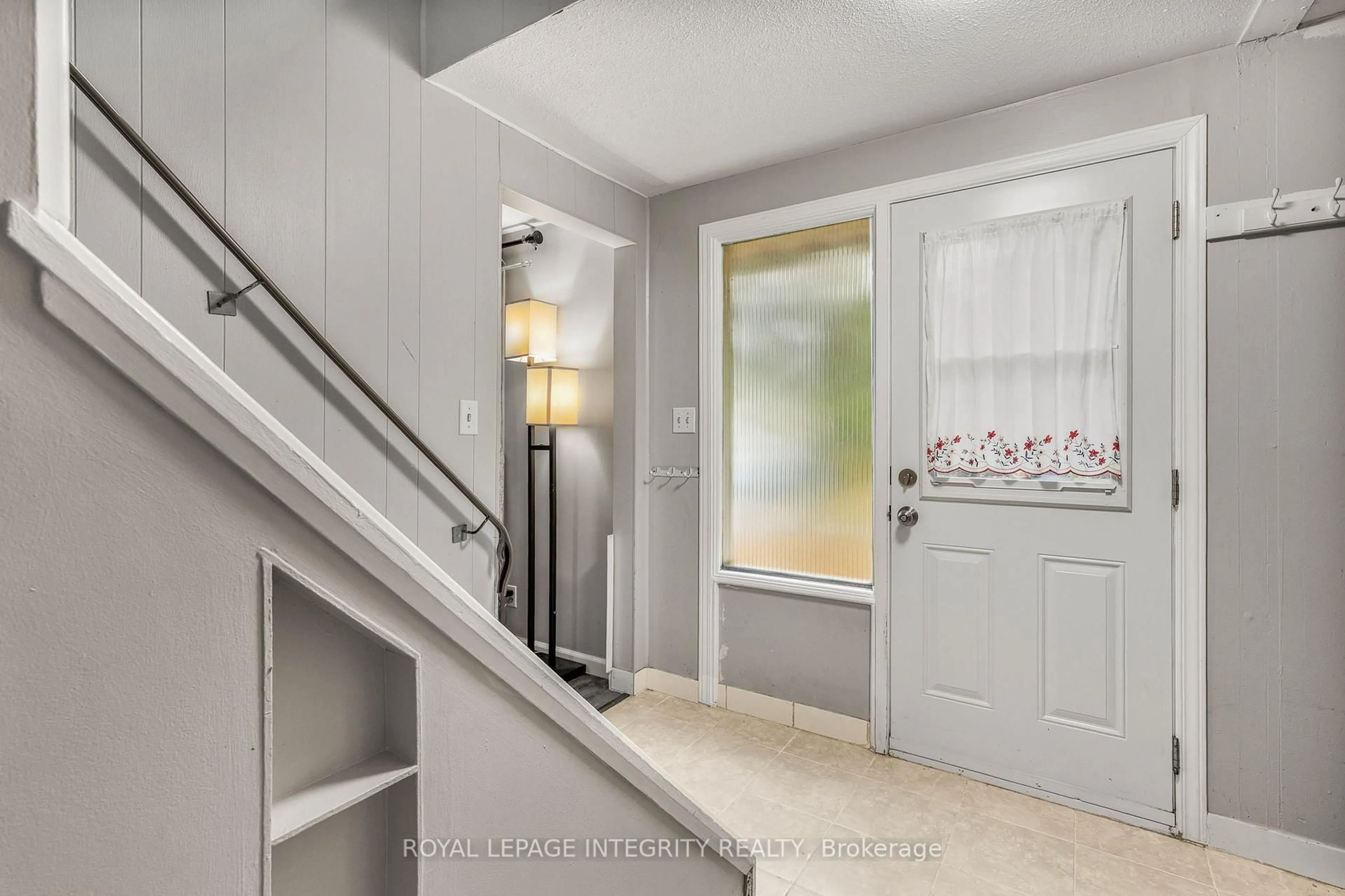 Indoor entryway for 1548 Beaverpond Dr #107, Ottawa Ontario K1B 3R9