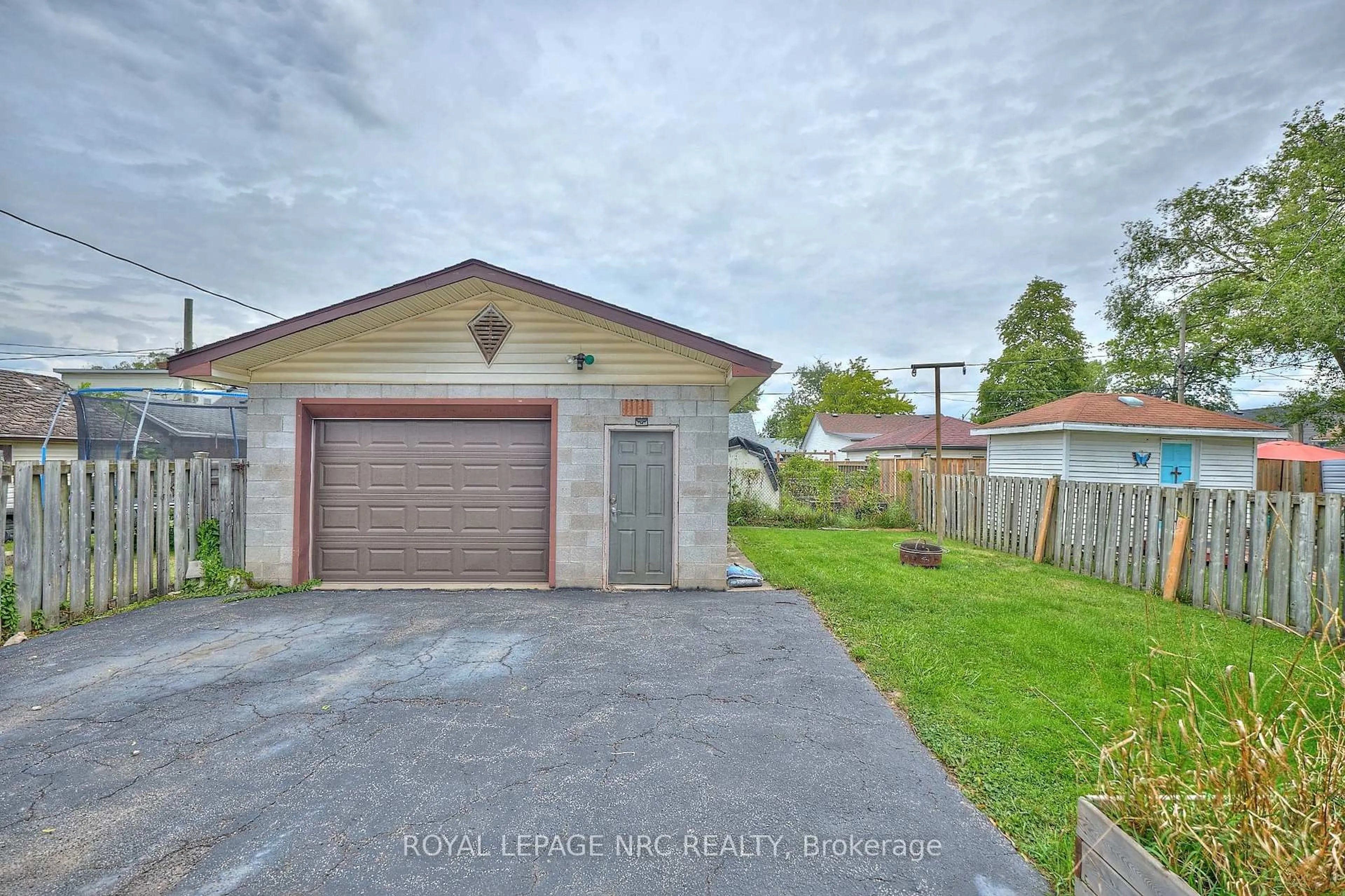Unknown for 28 Exeter Ave, Welland Ontario L3B 4Y1