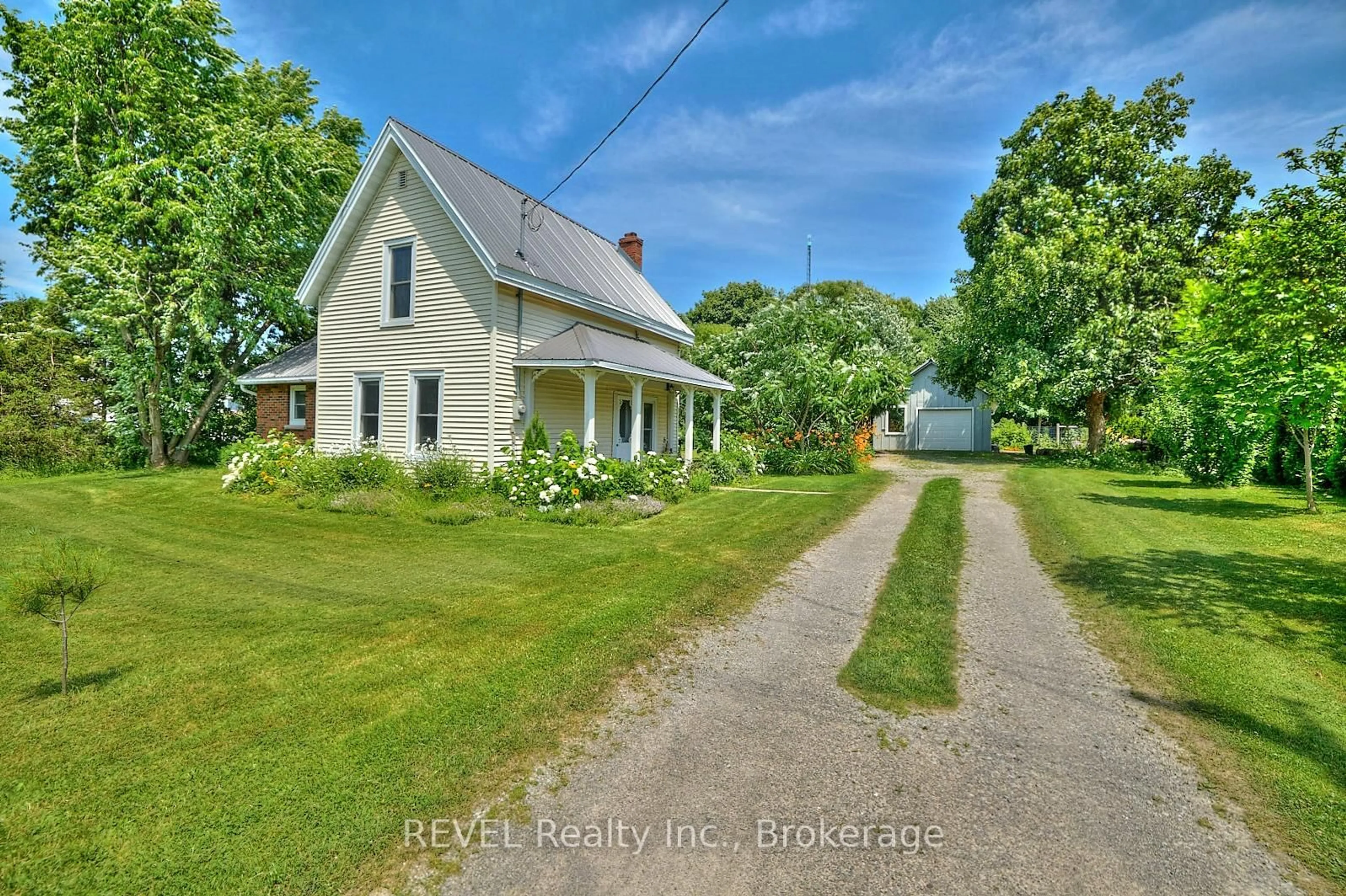 A pic from outside/outdoor area/front of a property/back of a property/a pic from drone, street for 1819 Balfour St, Pelham Ontario L0S 1C0