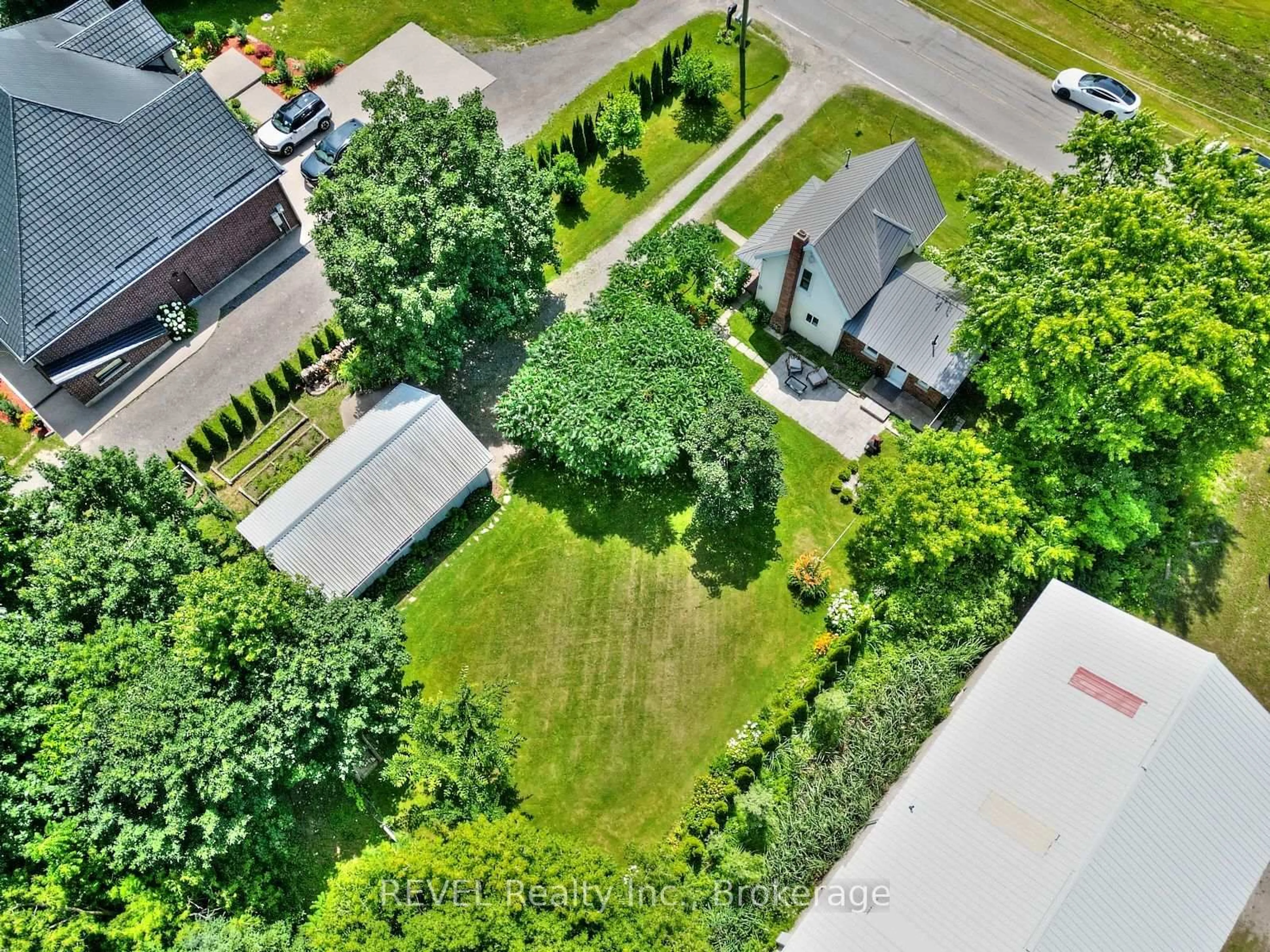 A pic from outside/outdoor area/front of a property/back of a property/a pic from drone, street for 1819 Balfour St, Pelham Ontario L0S 1C0