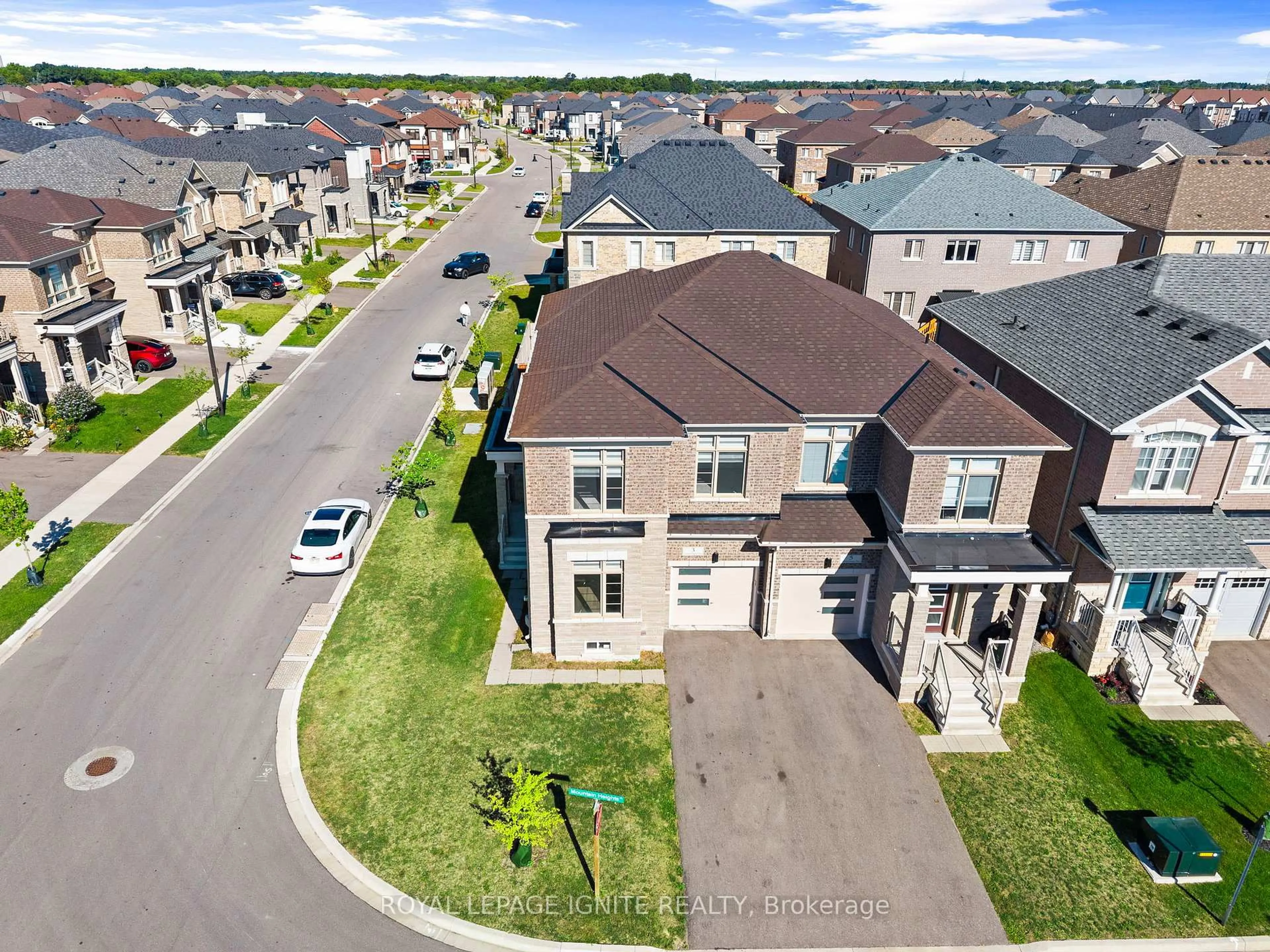 A pic from outside/outdoor area/front of a property/back of a property/a pic from drone, street for 3 Mountain Heights Pl, Hamilton Ontario L8B 1X7