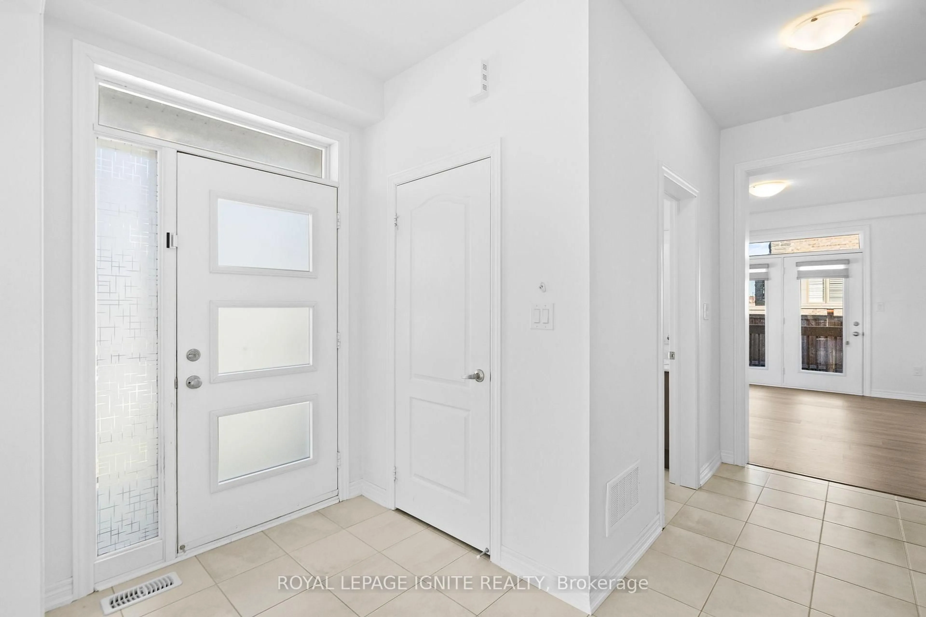 Indoor entryway for 3 Mountain Heights Pl, Hamilton Ontario L8B 1X7