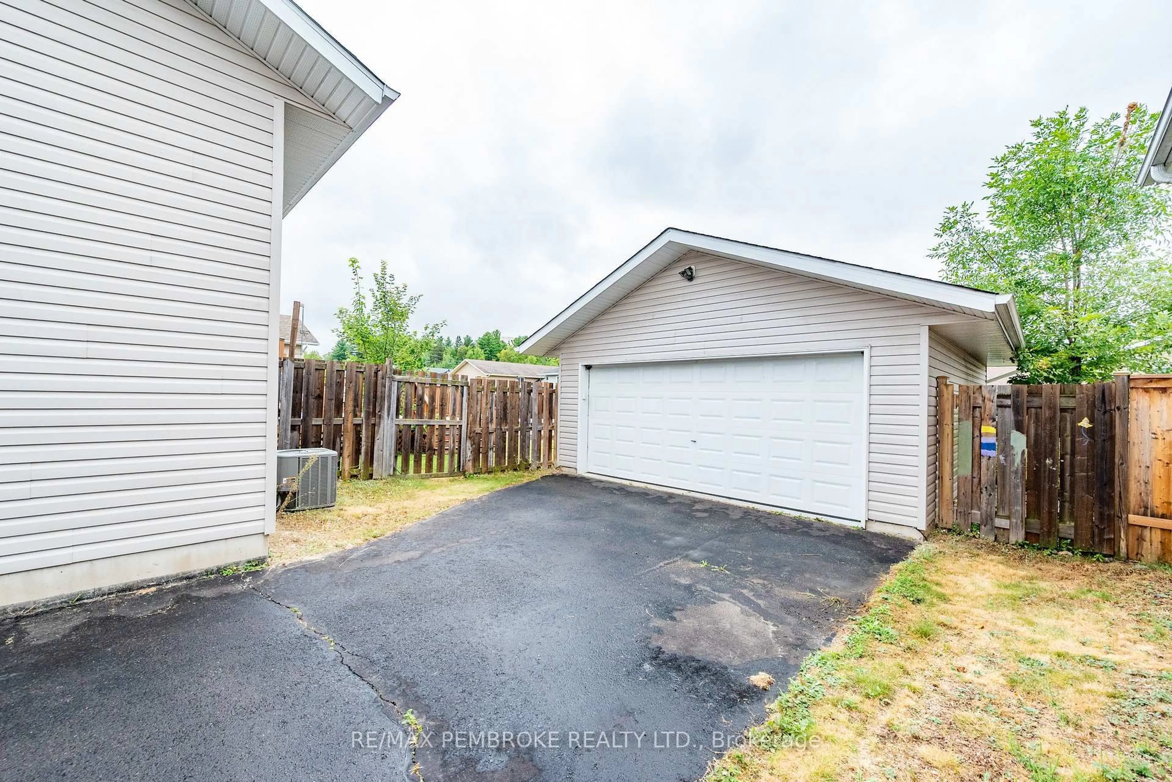 Unknown for 45 Spruce St, Petawawa Ontario K8H 3S4