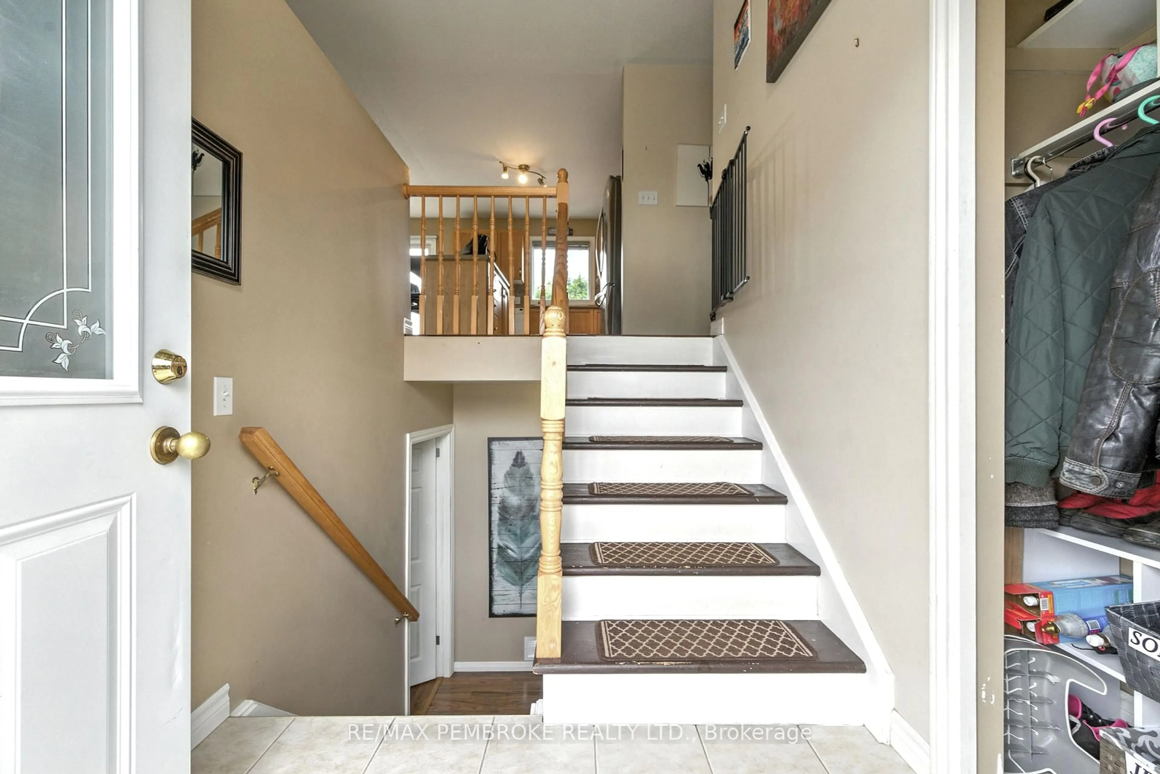 Unknown for 45 Spruce St, Petawawa Ontario K8H 3S4