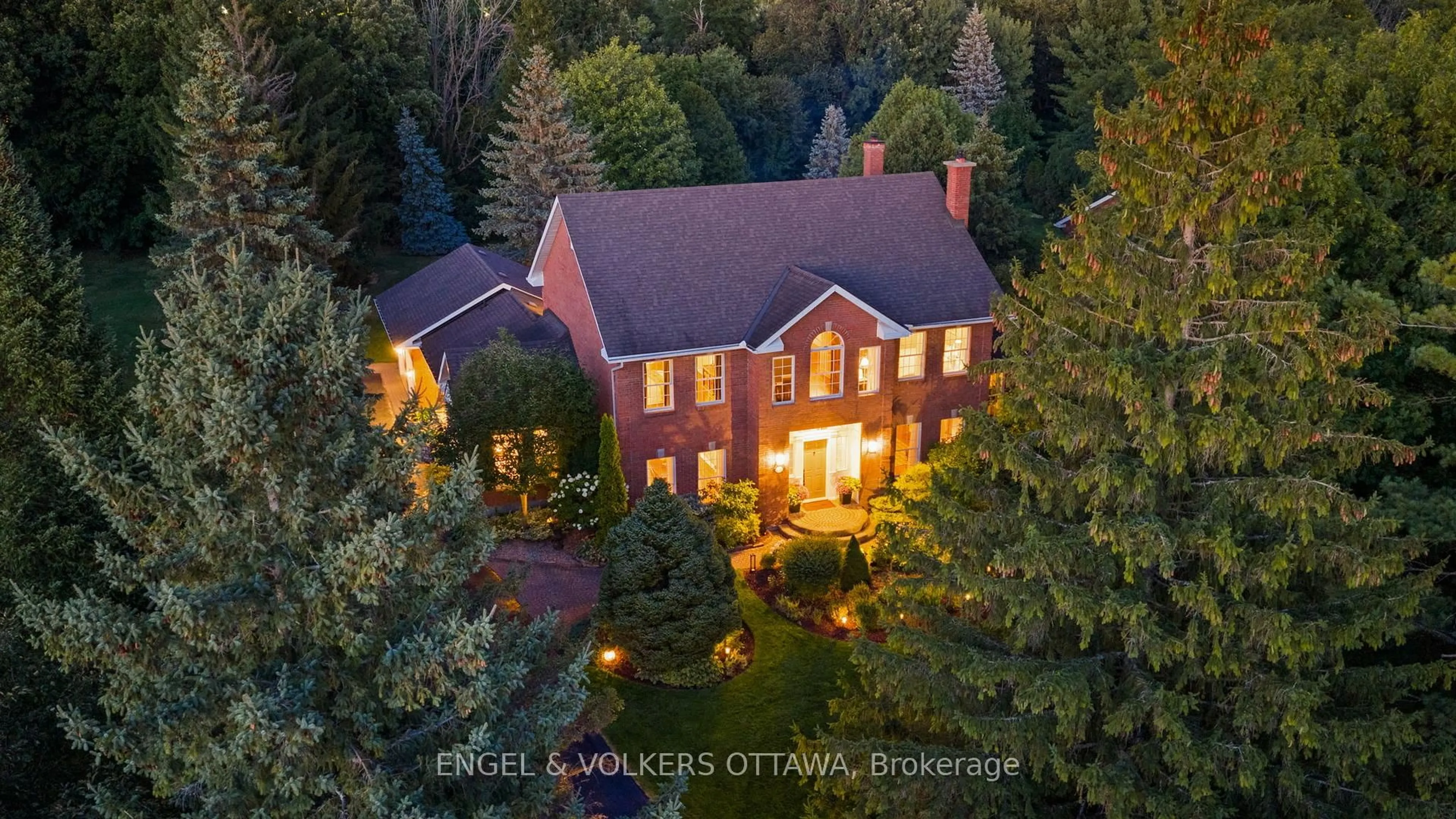 A pic from outside/outdoor area/front of a property/back of a property/a pic from drone, street for 5557 Pettapiece Cres, Ottawa Ontario K4M 1C5