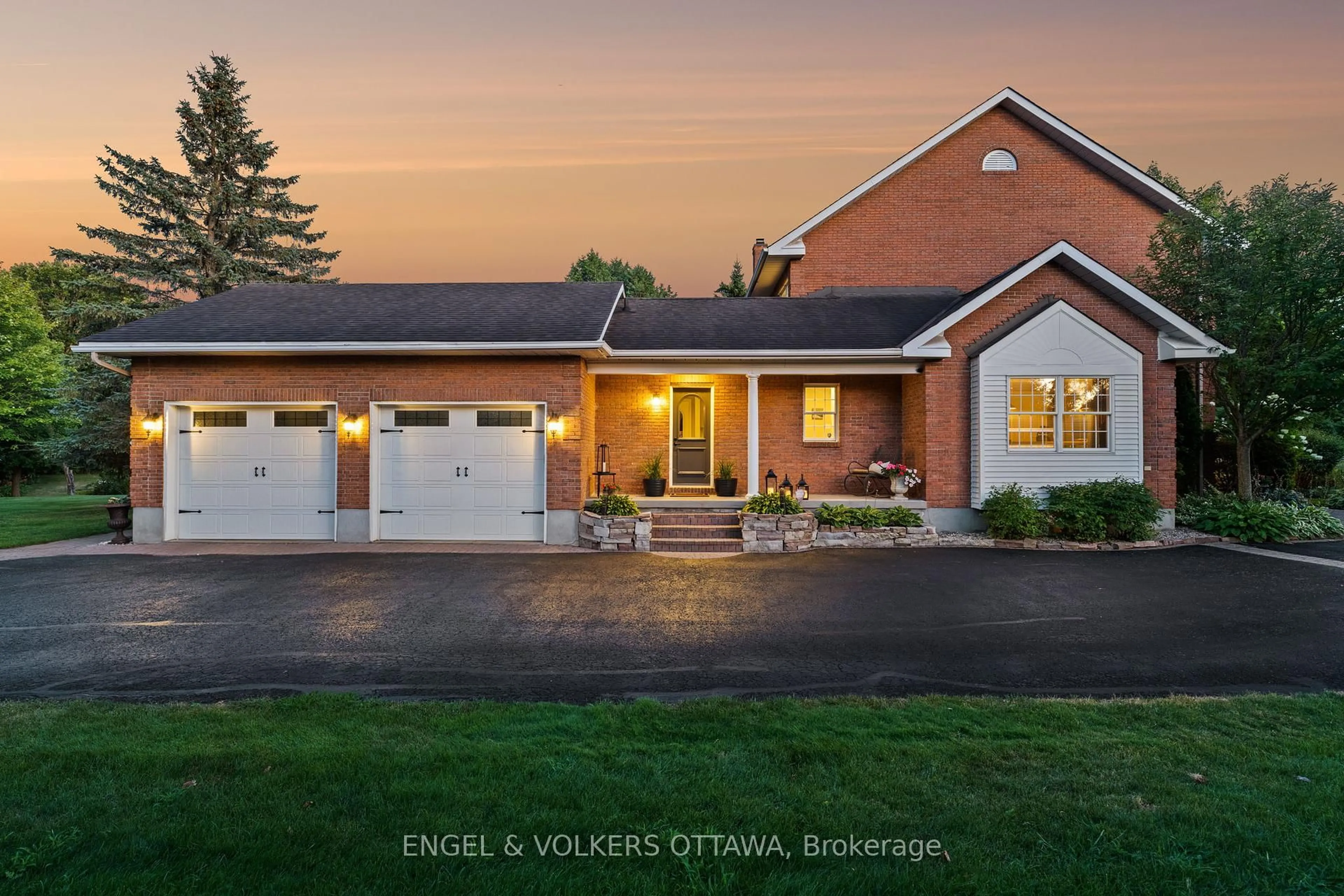Home with brick exterior material, unknown for 5557 Pettapiece Cres, Ottawa Ontario K4M 1C5