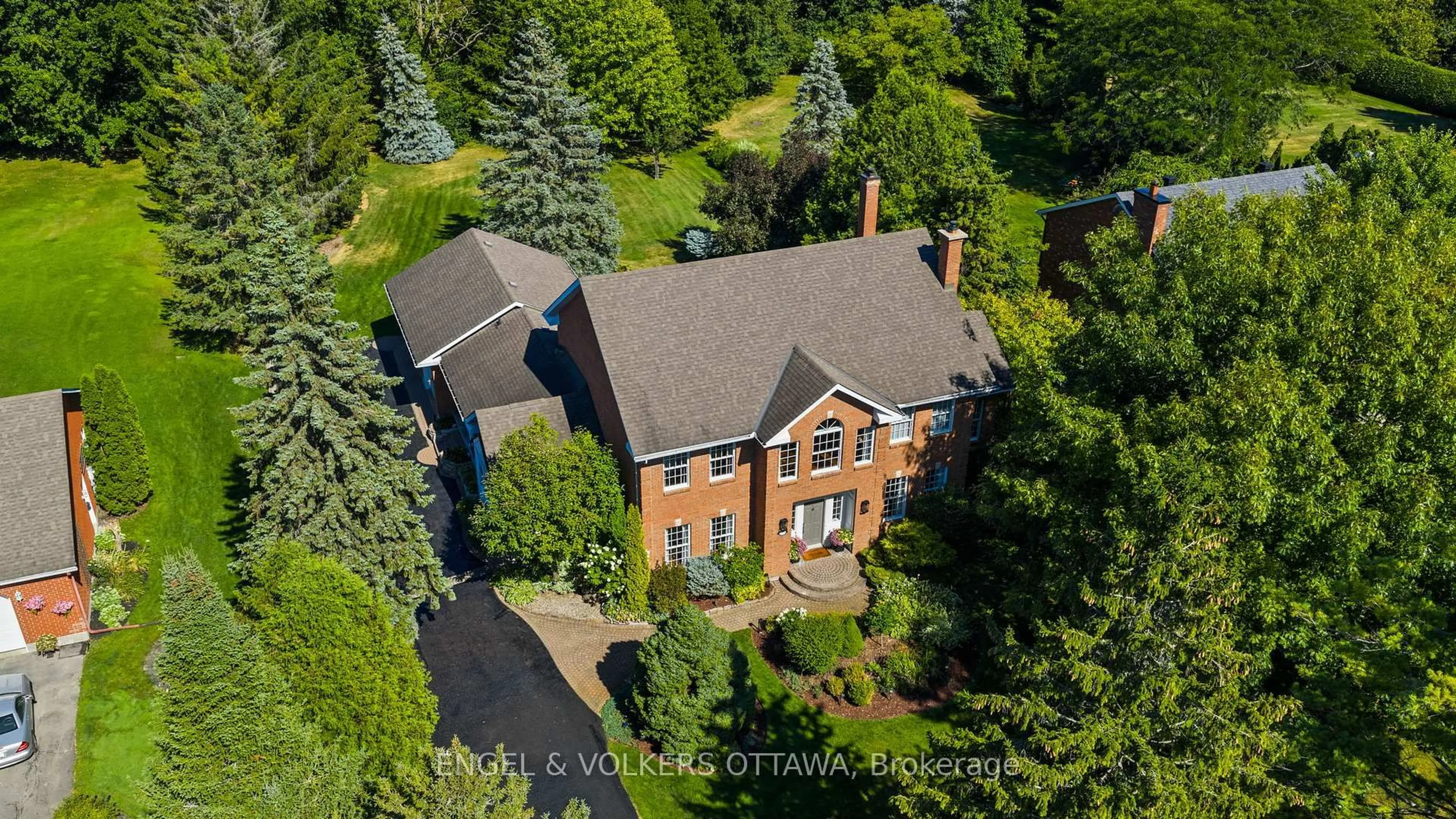 A pic from outside/outdoor area/front of a property/back of a property/a pic from drone, street for 5557 Pettapiece Cres, Ottawa Ontario K4M 1C5