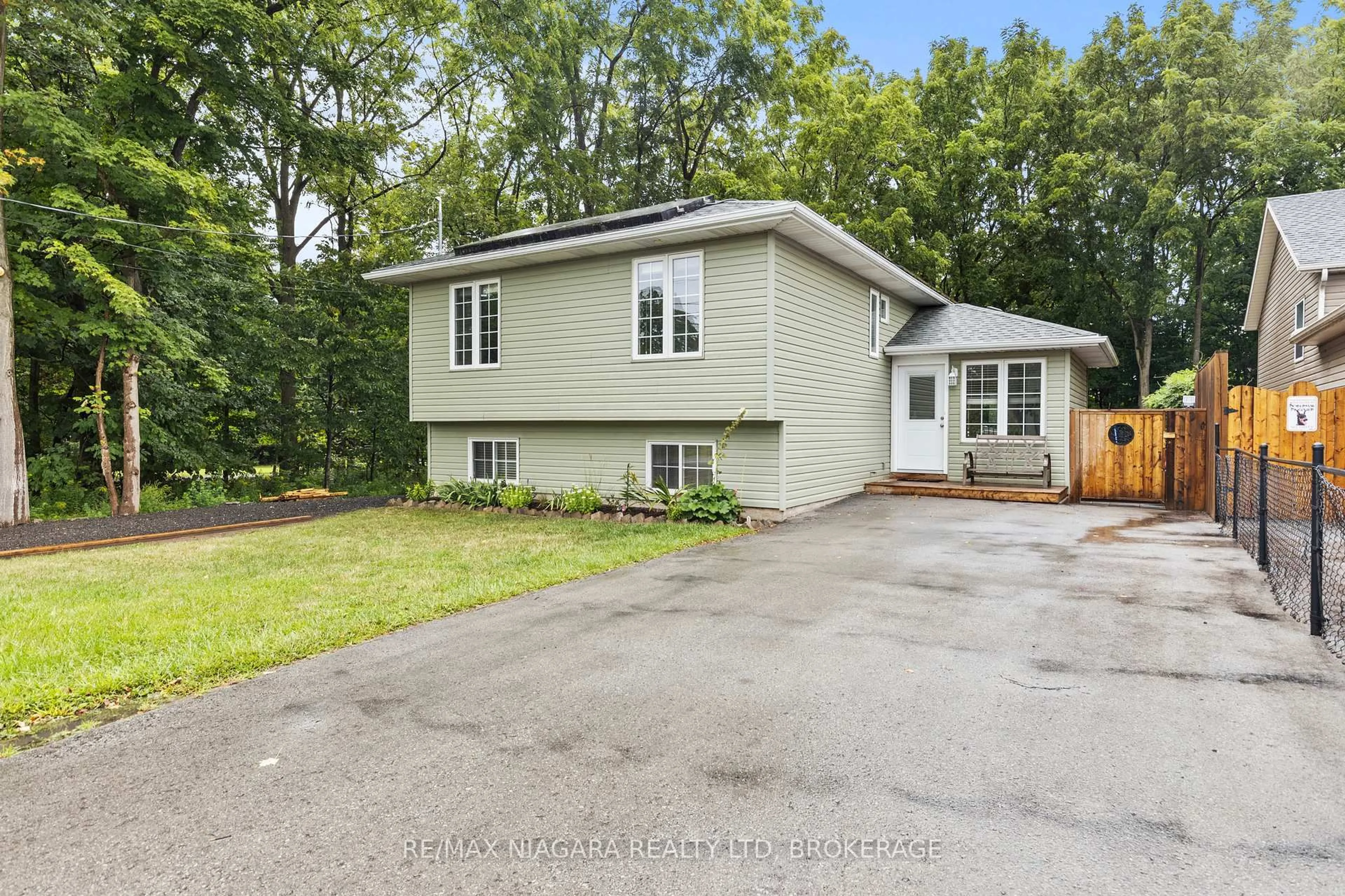 Home with vinyl exterior material, street for 3940 Farr Ave, Fort Erie Ontario L0S 1N0