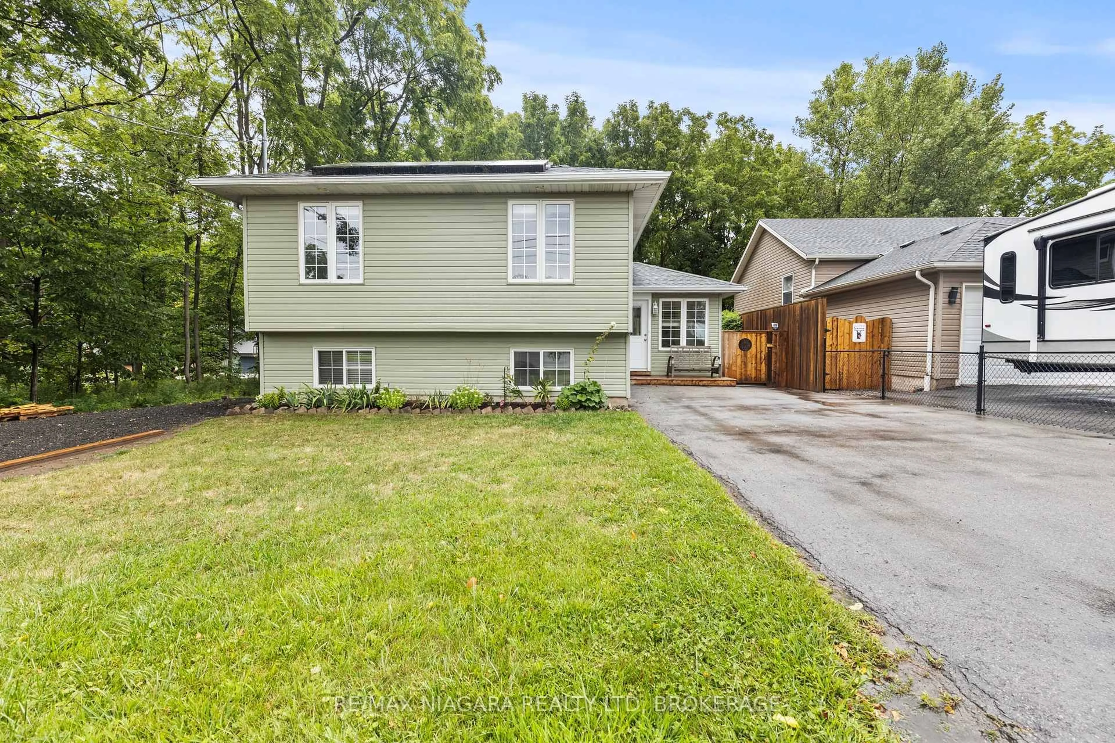 Home with vinyl exterior material, street for 3940 Farr Ave, Fort Erie Ontario L0S 1N0