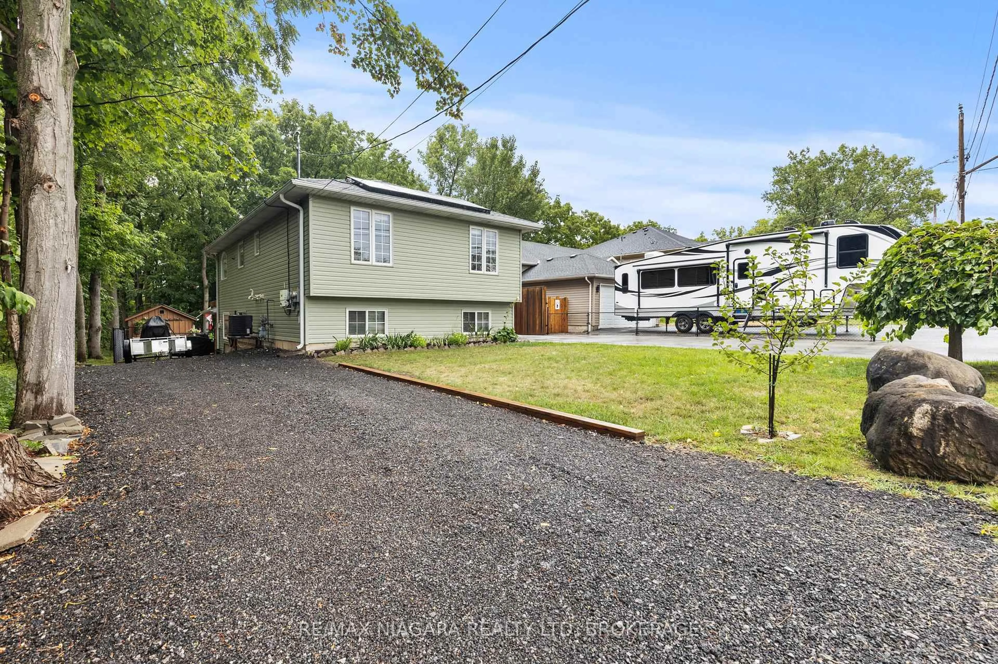 A pic from outside/outdoor area/front of a property/back of a property/a pic from drone, street for 3940 Farr Ave, Fort Erie Ontario L0S 1N0