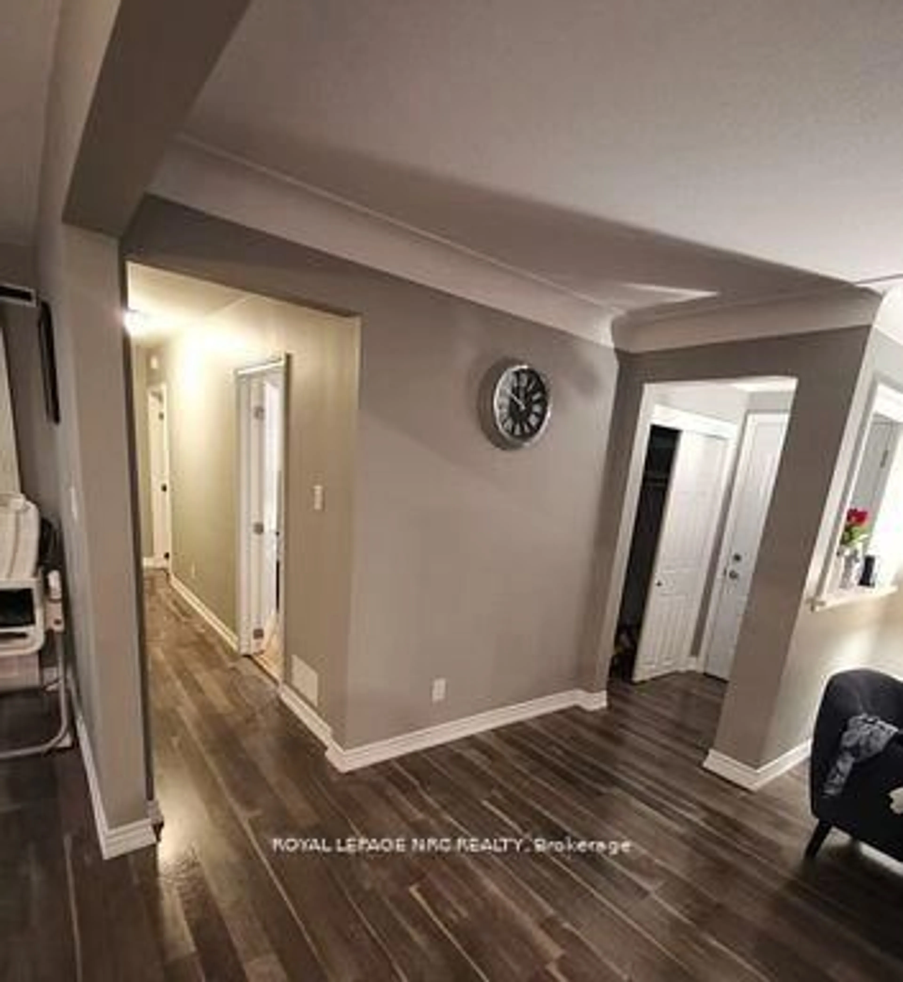 Indoor entryway for 6437 Margaret St, Niagara Falls Ontario L2G 2T6