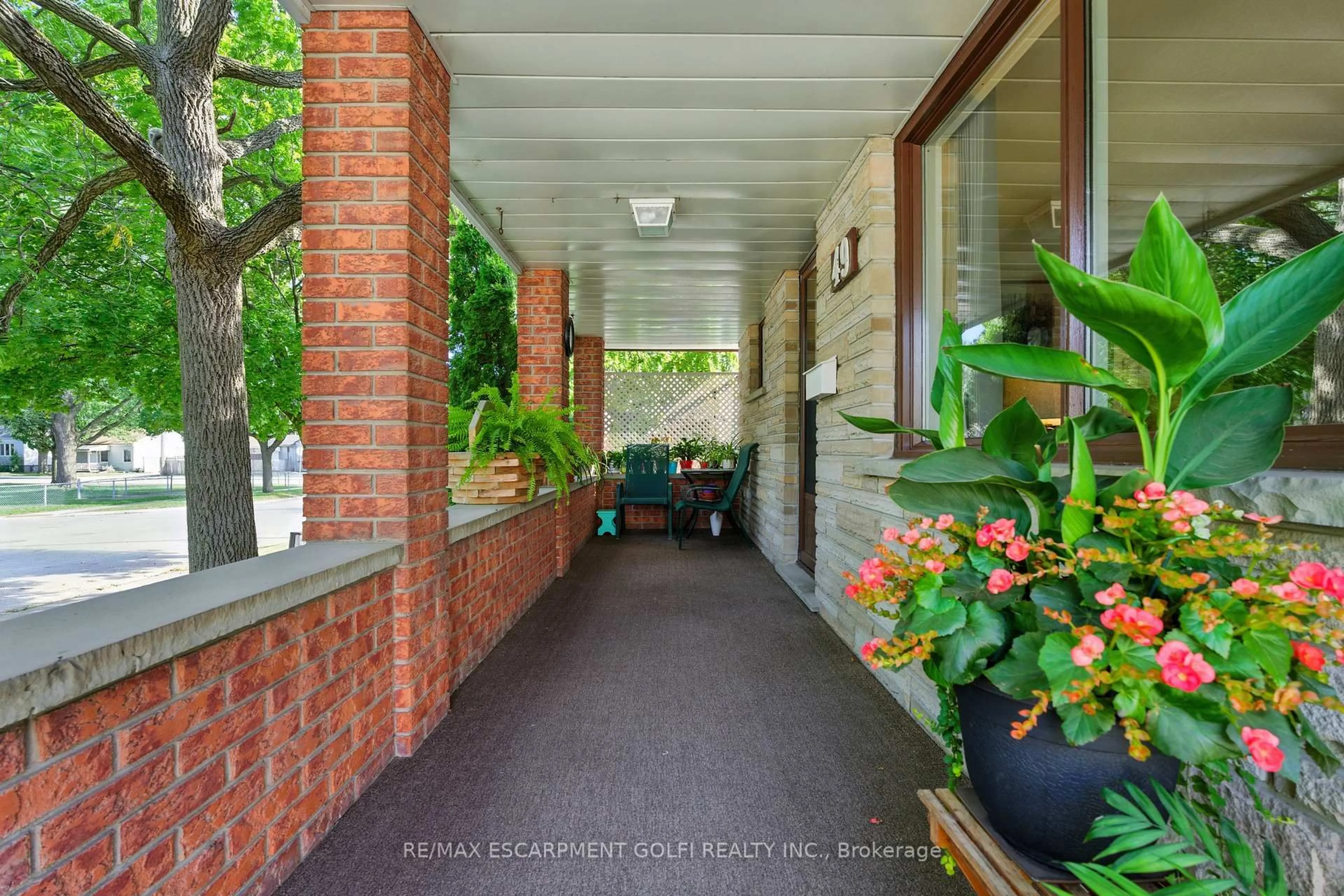 Patio, street for 49 Dover Rd, Welland Ontario L3B 2V1