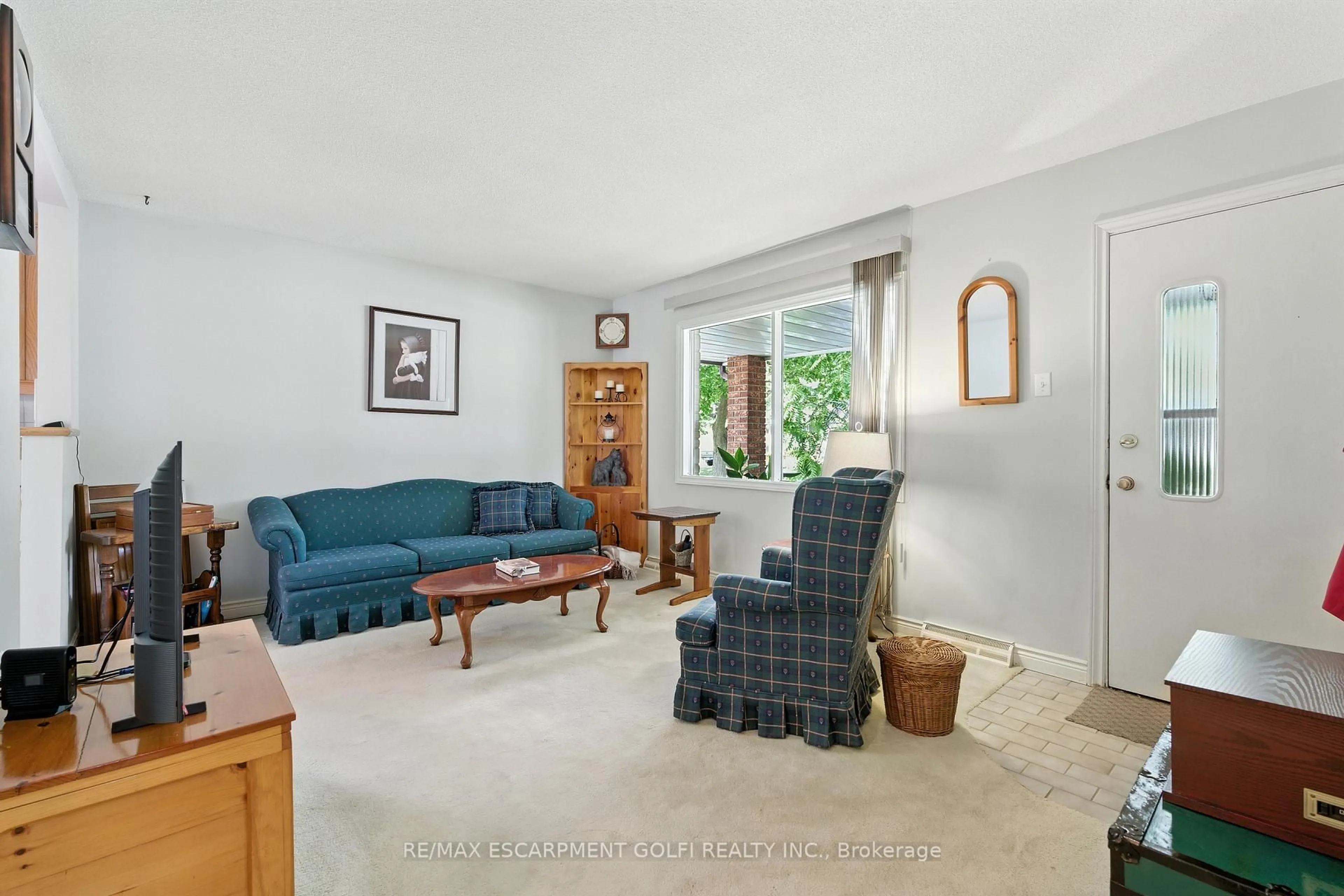 Living room with furniture, unknown for 49 Dover Rd, Welland Ontario L3B 2V1