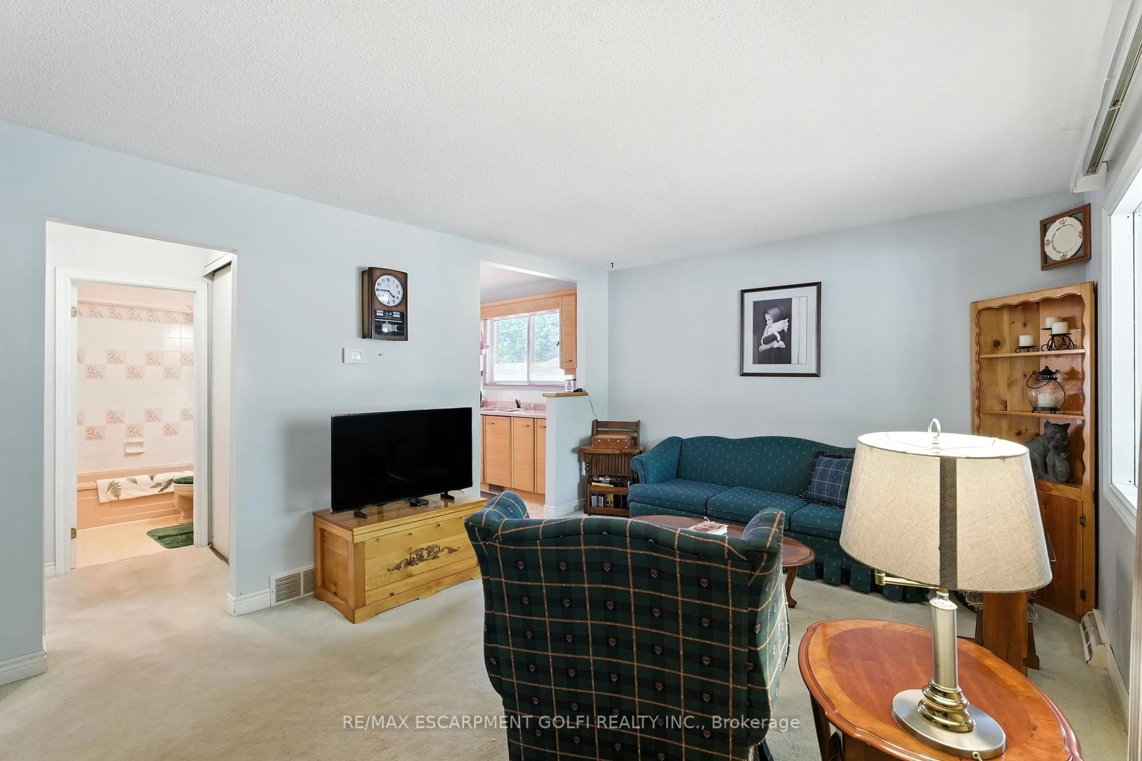 Living room with furniture, unknown for 49 Dover Rd, Welland Ontario L3B 2V1