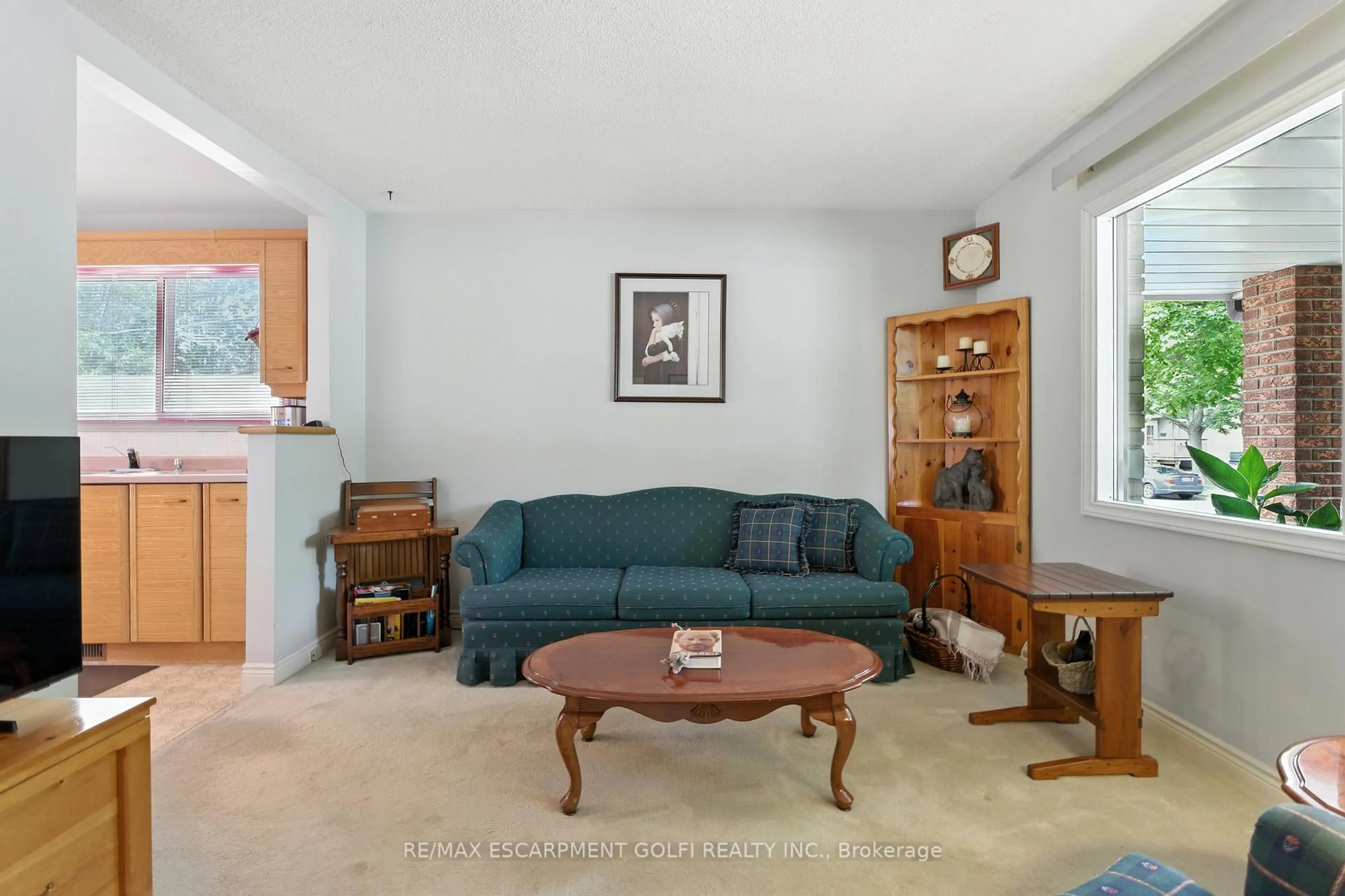Living room with furniture, unknown for 49 Dover Rd, Welland Ontario L3B 2V1