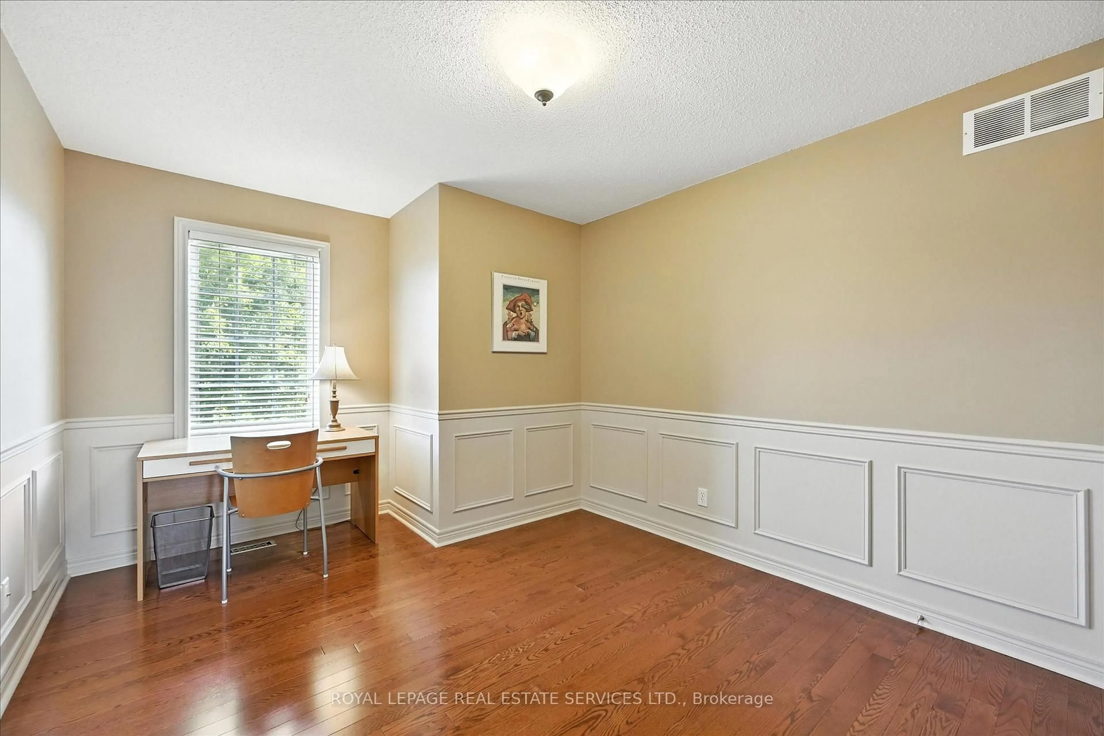 A pic of a room for 5 Bridle St, Hamilton Ontario L8B 0Z6