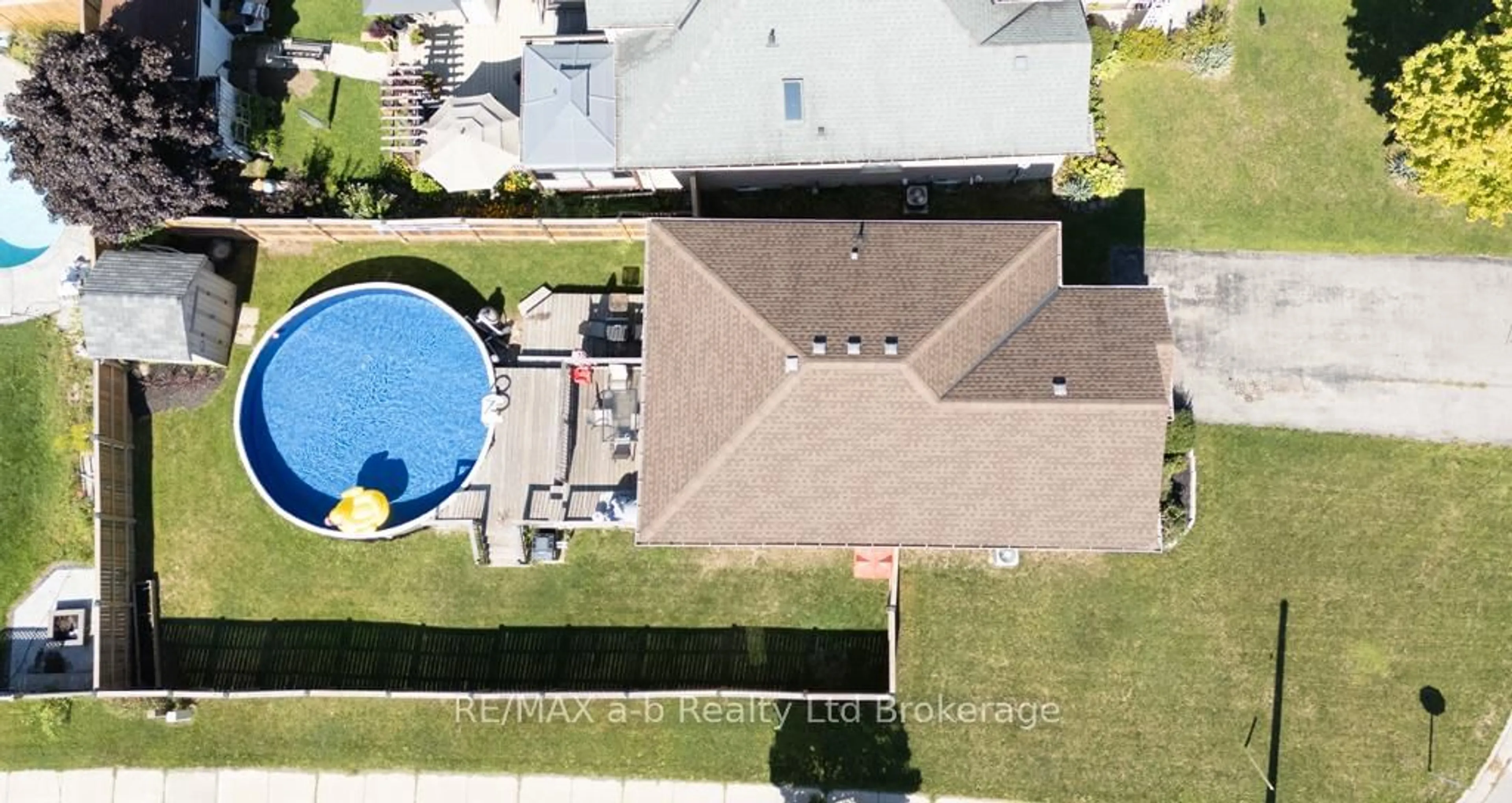 A pic from outside/outdoor area/front of a property/back of a property/a pic from drone, unknown for 72 Ponsford Pl, St. Thomas Ontario N5P 4J8