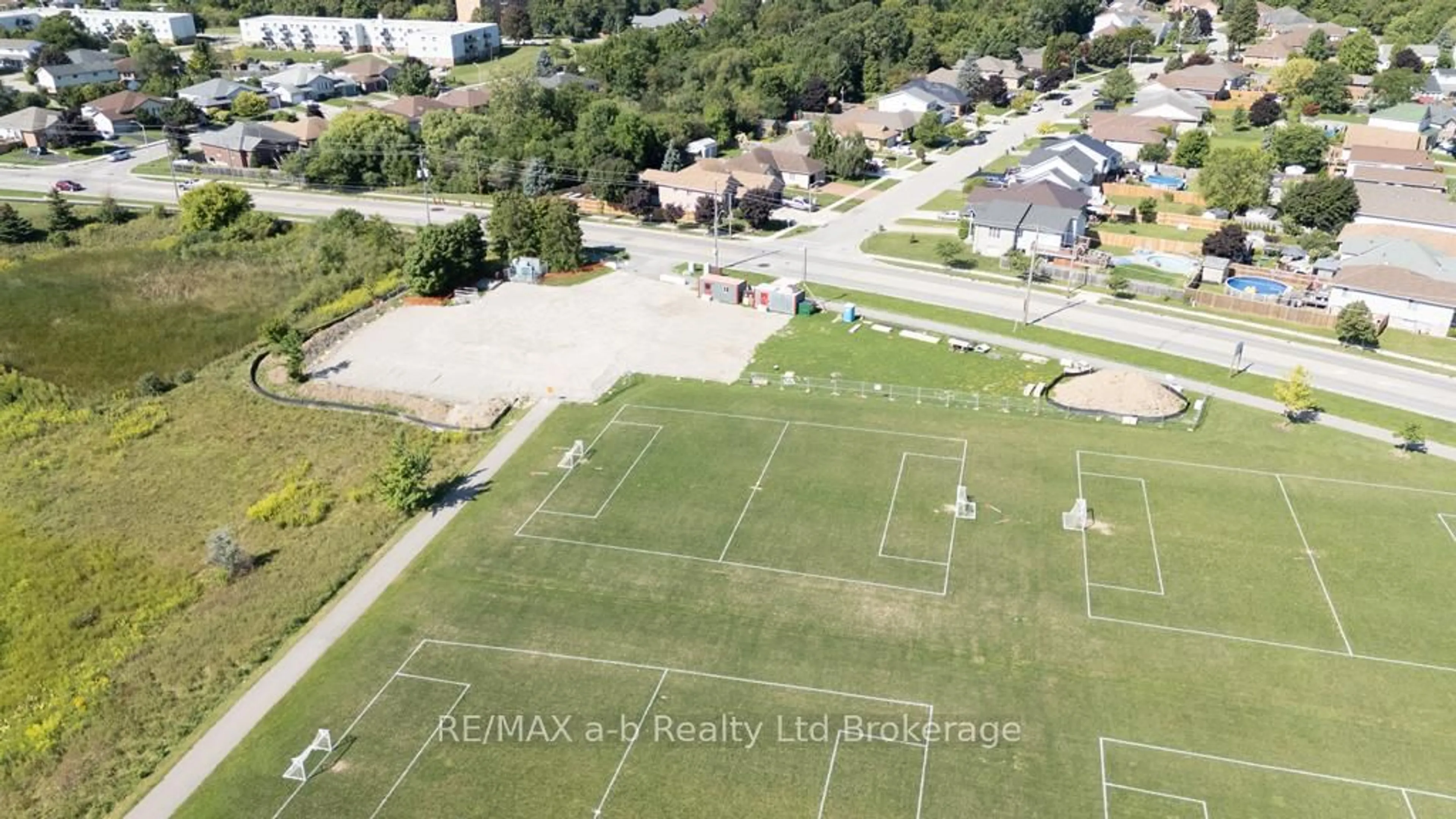 A pic from outside/outdoor area/front of a property/back of a property/a pic from drone, building for 72 Ponsford Pl, St. Thomas Ontario N5P 4J8