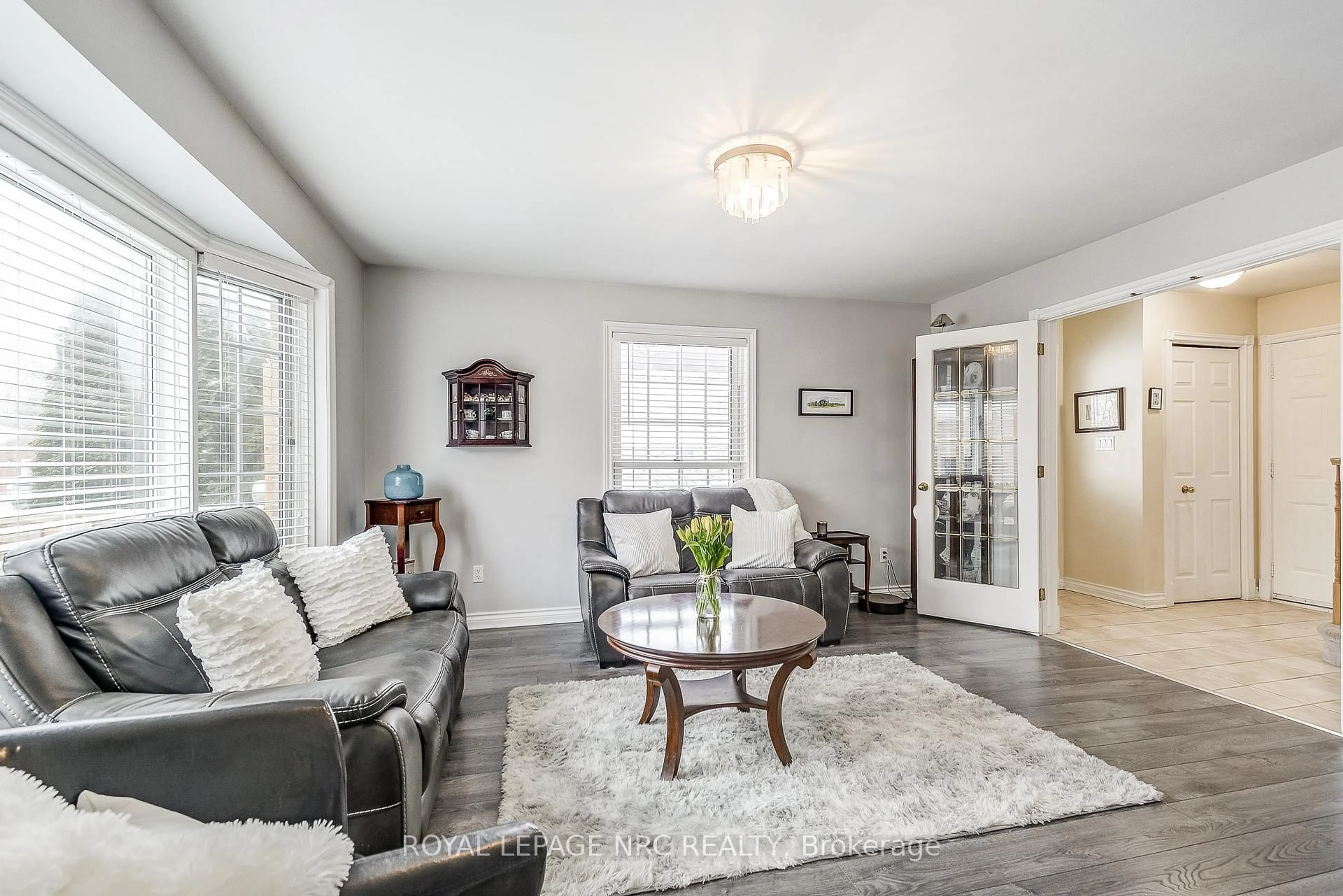 Living room with furniture, unknown for 32 The Promenade Rd, Niagara-on-the-Lake Ontario L0S 1J0